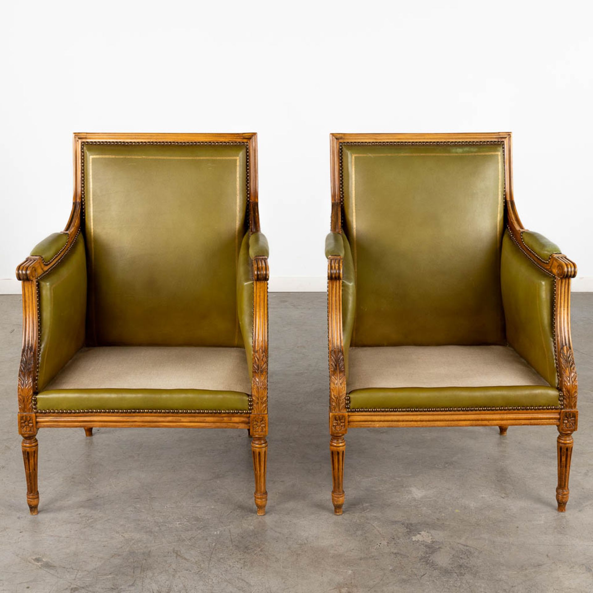 A pair of Louis XVI style armchairs, wood and olive green leather. Circa 1970. (D:61 x W:60 x H:90 c - Image 7 of 11