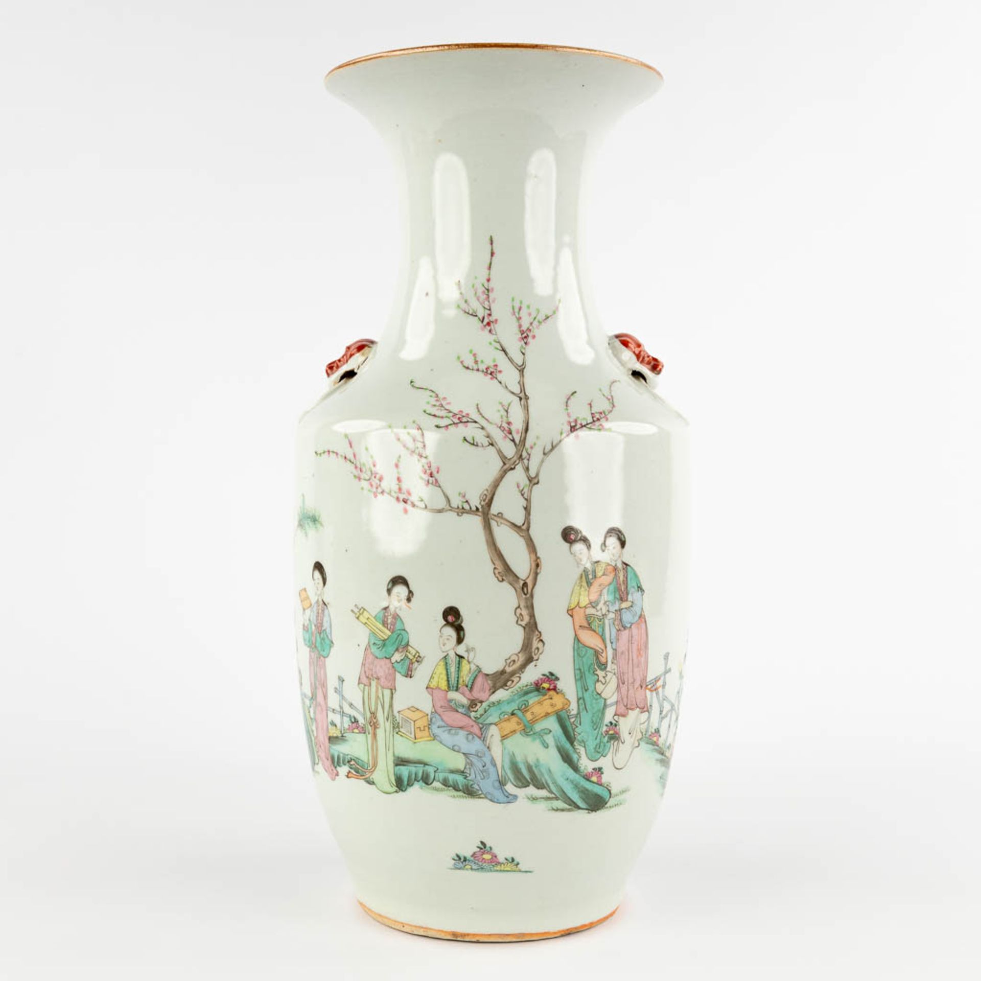 A Chinese Vase and 4 Canton plates, decorated with figurines. 19th/20th C. (H:42 x D:20 cm) - Image 3 of 23