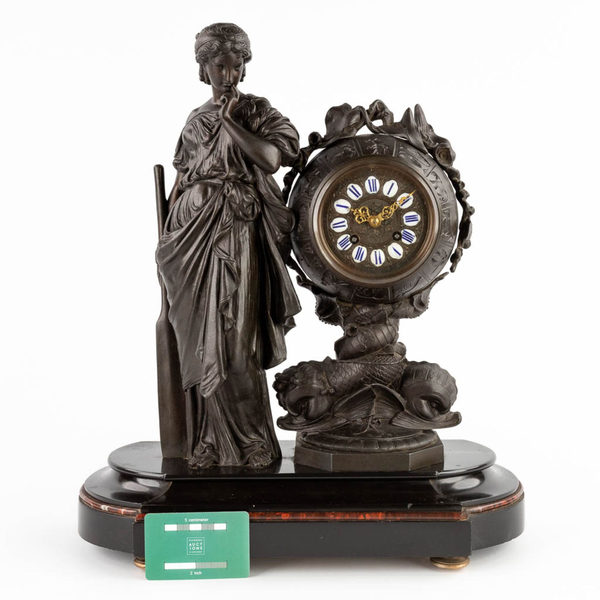 A mantle clock 'Lady with a paddle and zodiac', patinated spelter on marble. 19th C. (D:16 x W:40 x - Image 2 of 11