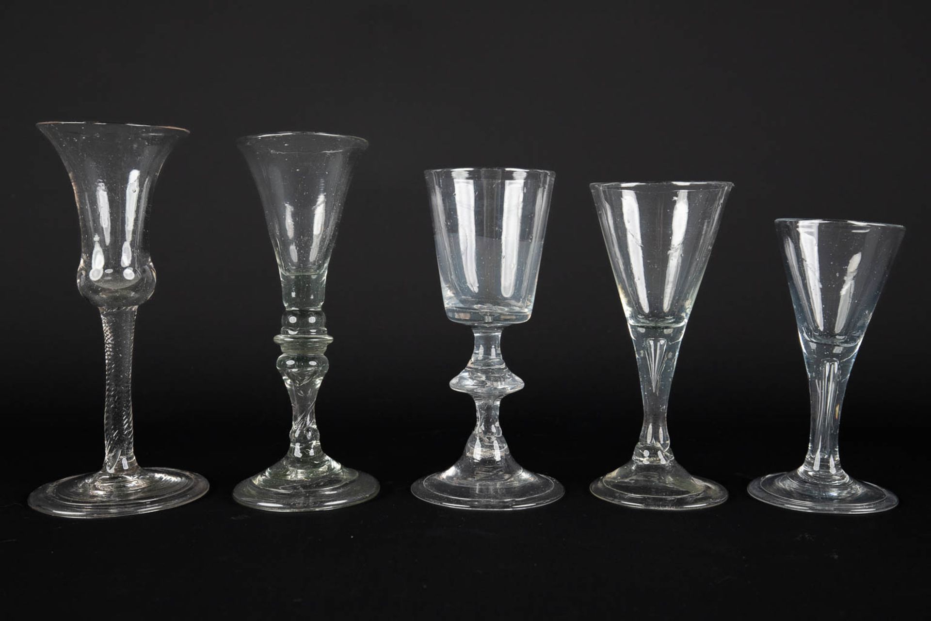 A large collection of antique glasses, Spiraalglazen. 18th/19th C. (H:18 cm) - Bild 9 aus 15