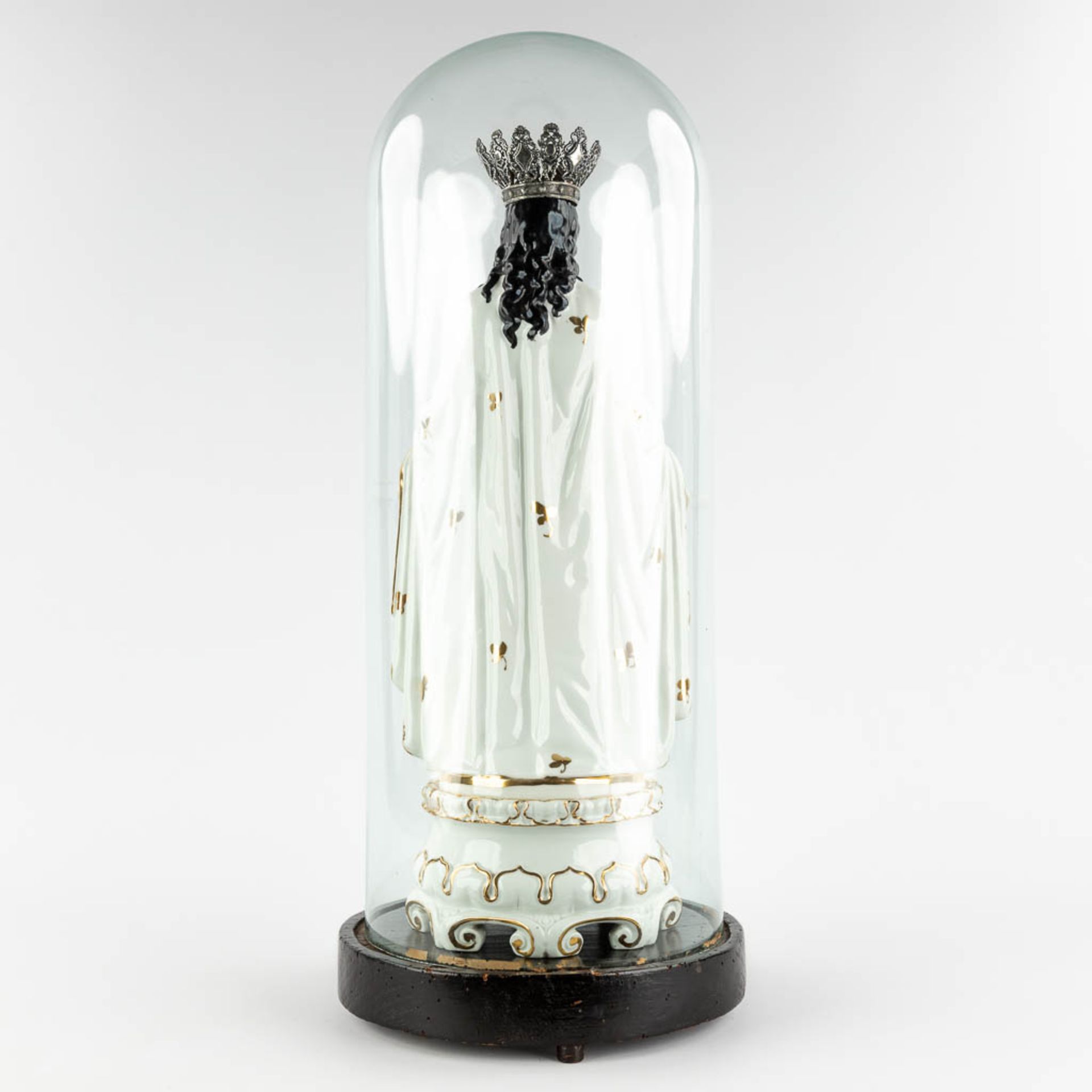 a large figurine of Madonna standing under a glass dome. Vieux Bruxelles porcelain. 19th C. (W:23 x - Image 5 of 11