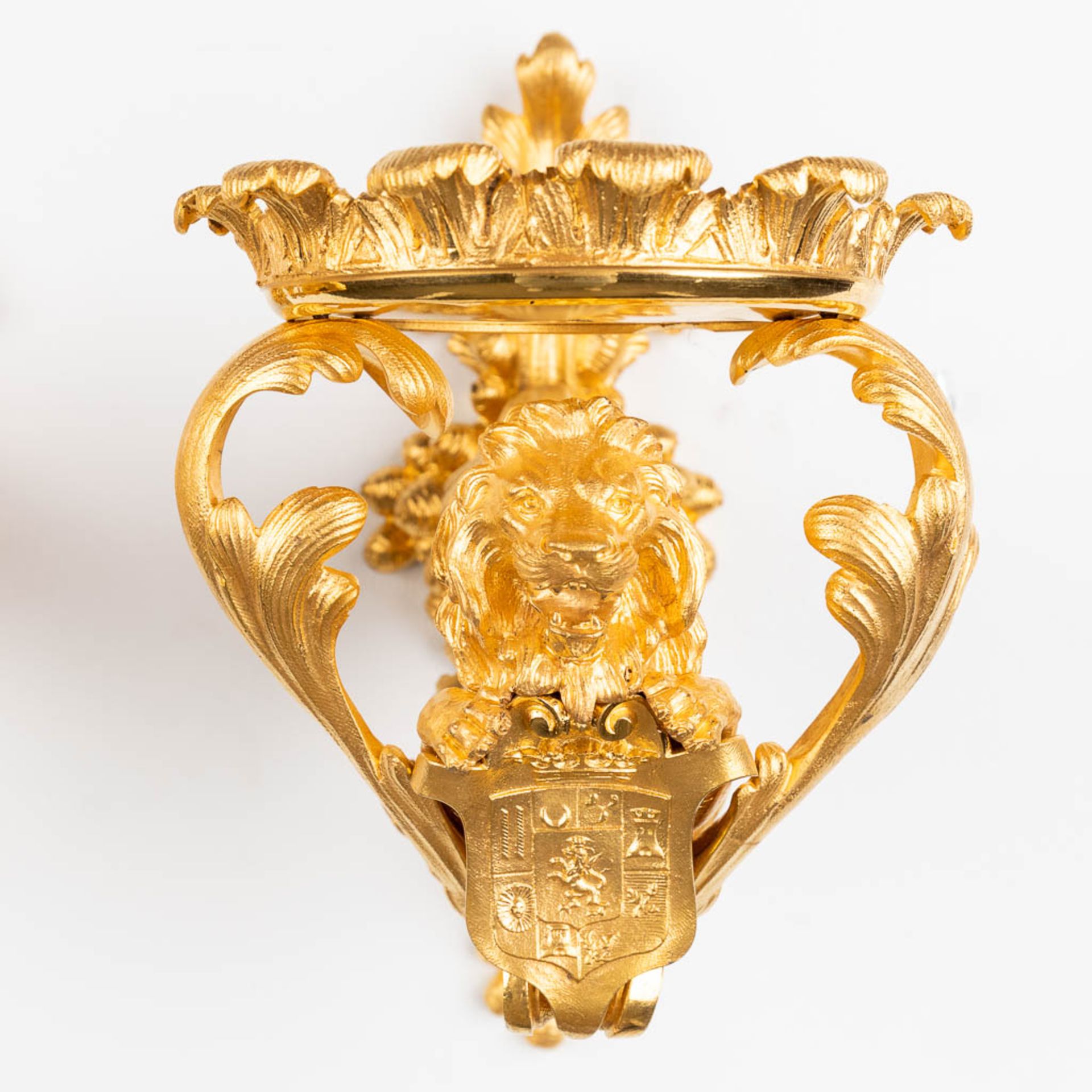 A pair of wall lamp or candle holders, lions with a heraldic image. Gilt bronze. Circa 1900. (D:35 x - Image 6 of 12