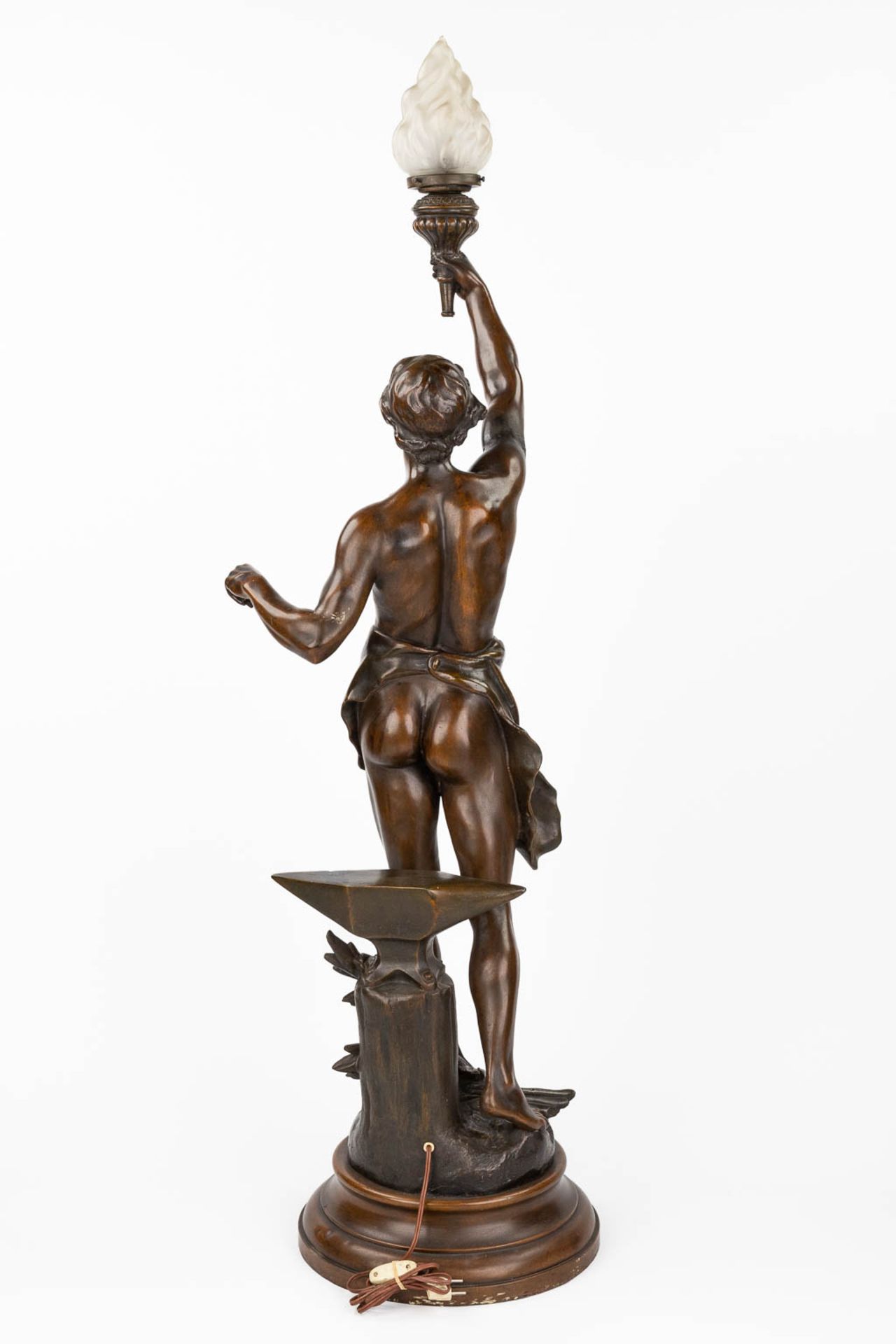 Charles Théodore PERRON (1862-1934) 'Le Travail' A lamp, patinated spelter. Circa 1900. (H:147 x D:3 - Image 4 of 10