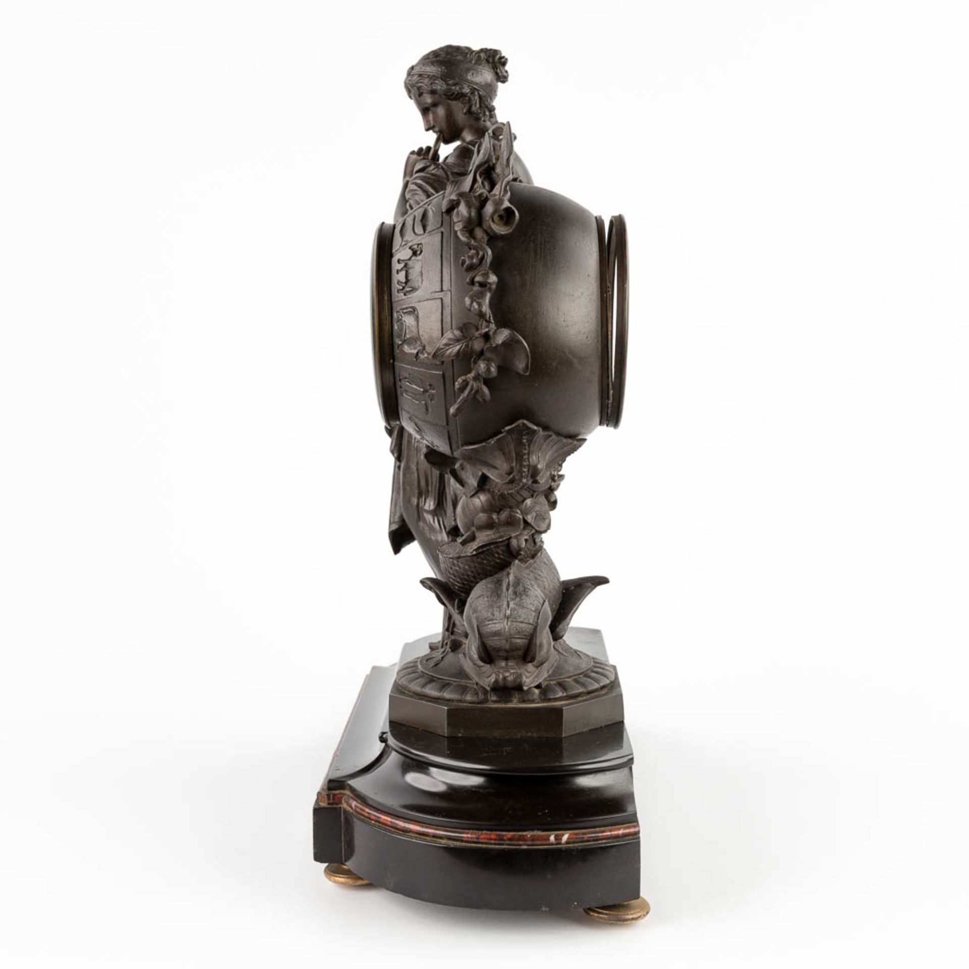 A mantle clock 'Lady with a paddle and zodiac', patinated spelter on marble. 19th C. (D:16 x W:40 x - Image 7 of 11