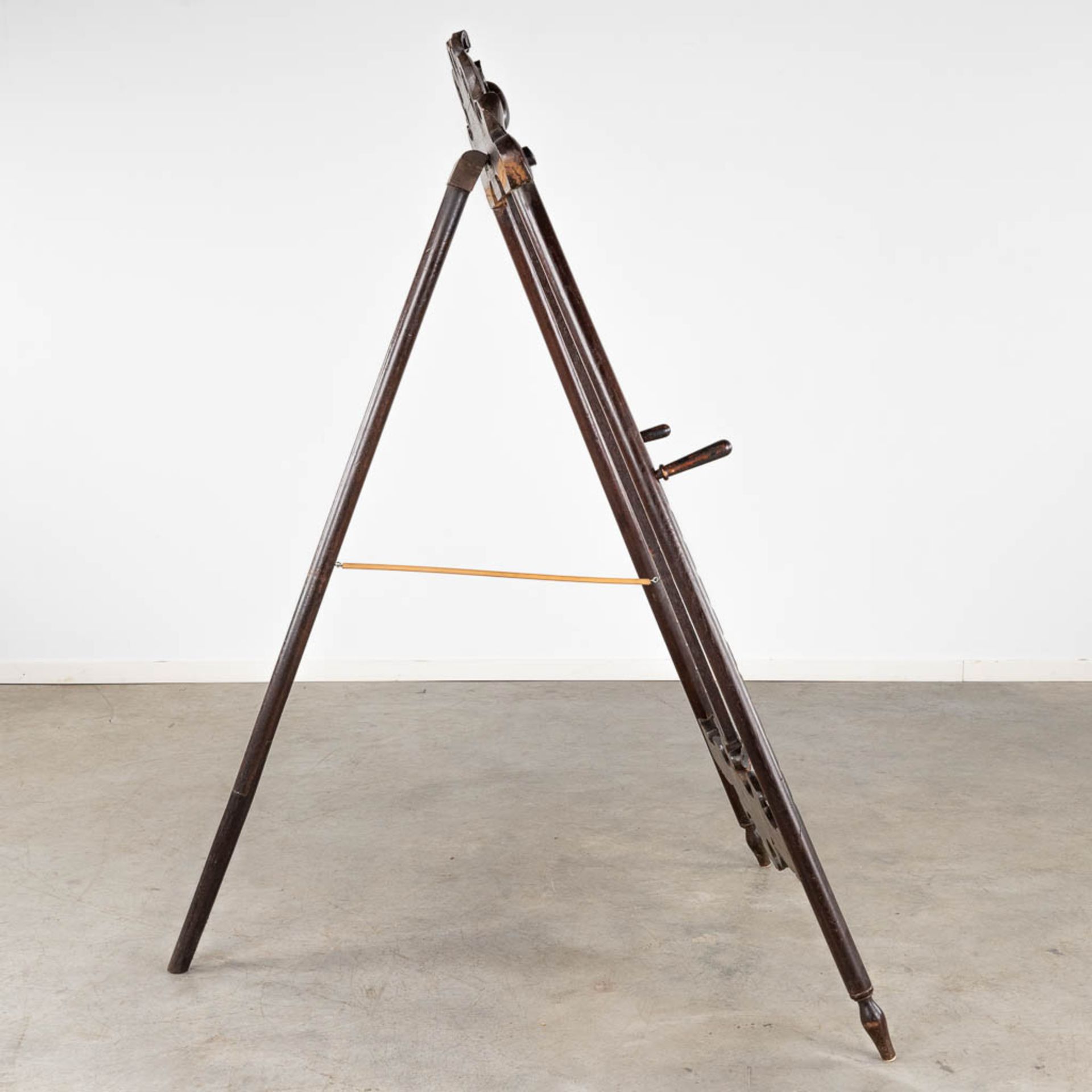 An antique painter's easel, sculptured wood. (W:100 x H:177 cm) - Image 4 of 10