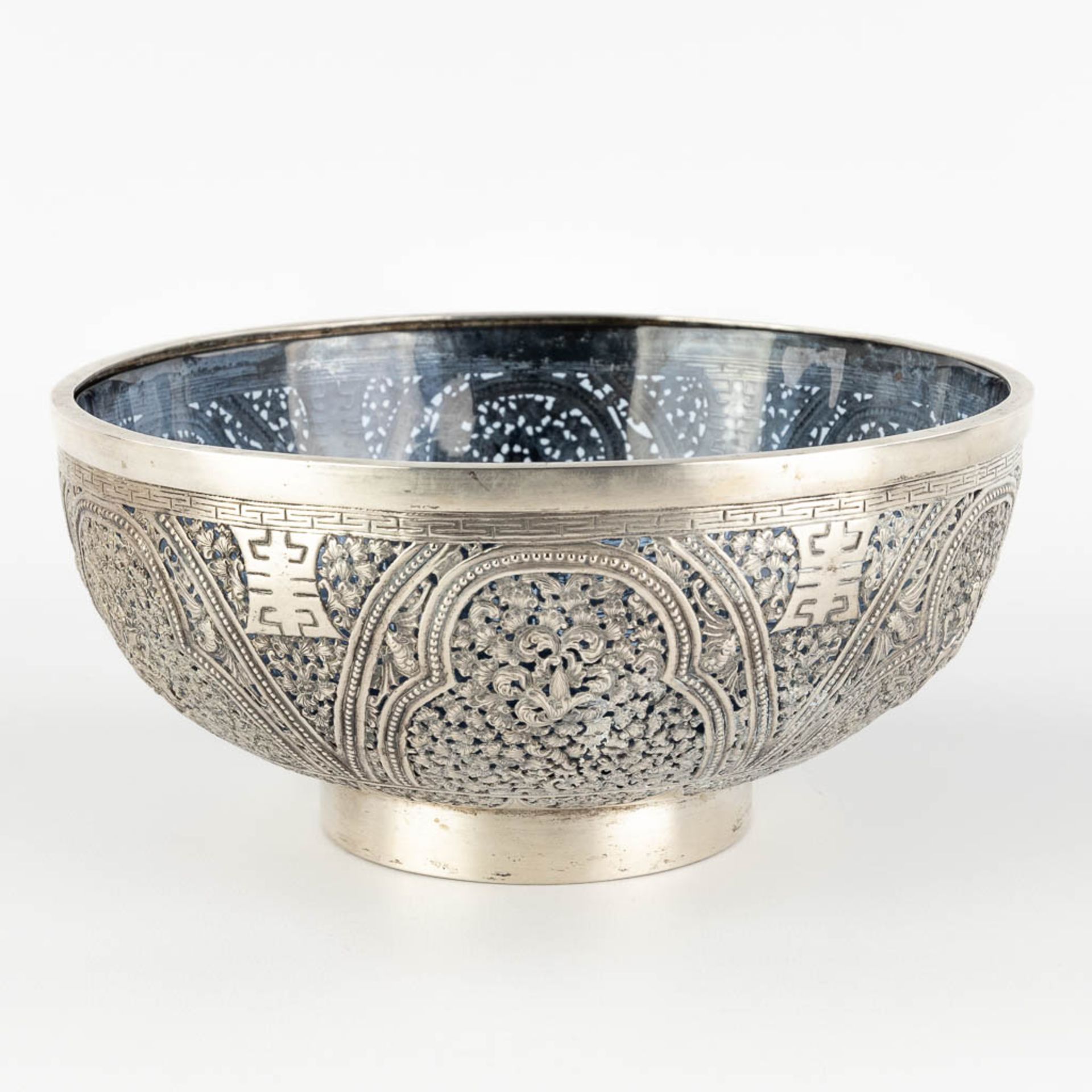 An Asian bowl, silver with a blue glass liner, decorated with bats and lotus flowers. 320g. (H:10 x - Image 6 of 10