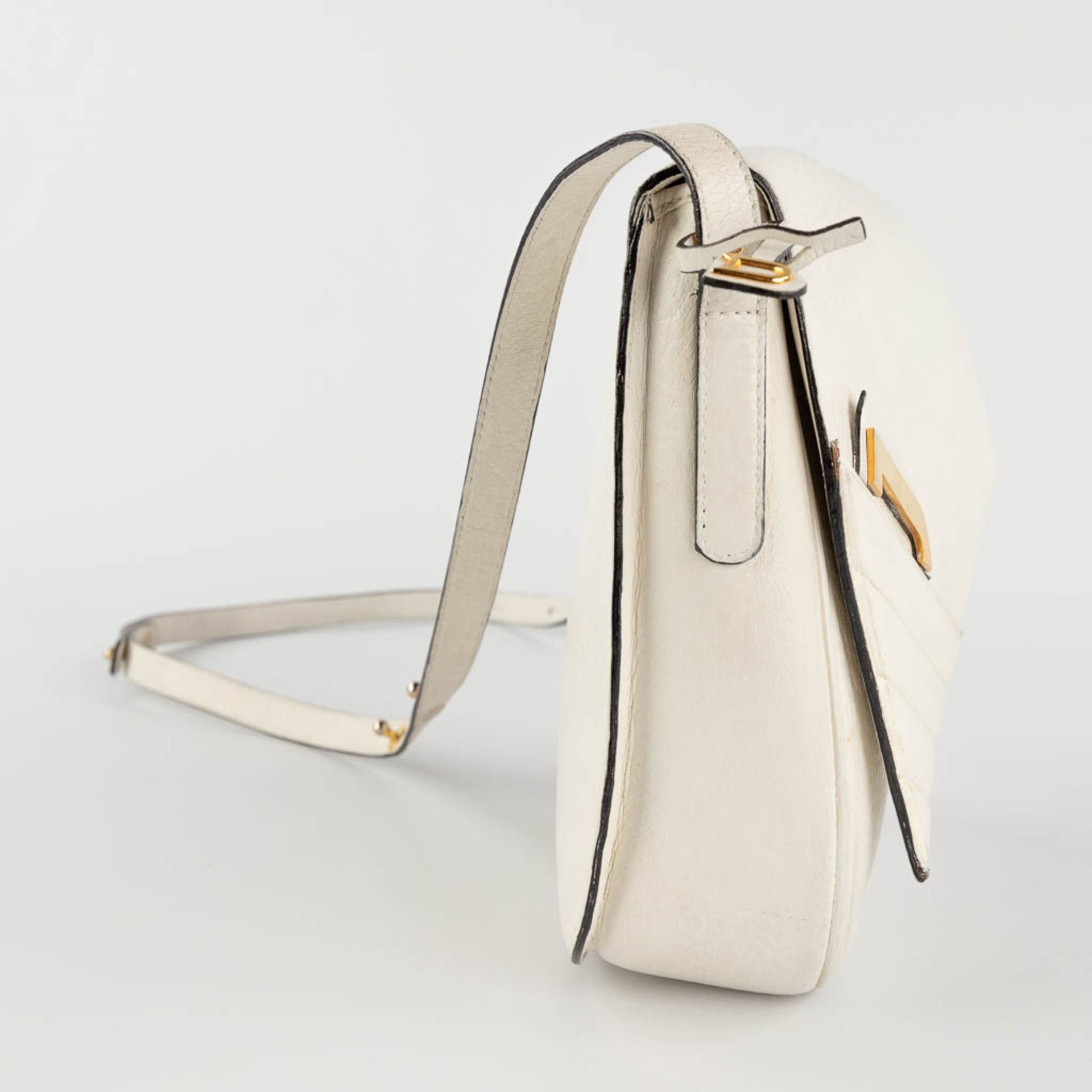 Delvaux, a cross body handbag, white leather. (W:22 x H:22 cm) - Image 6 of 17