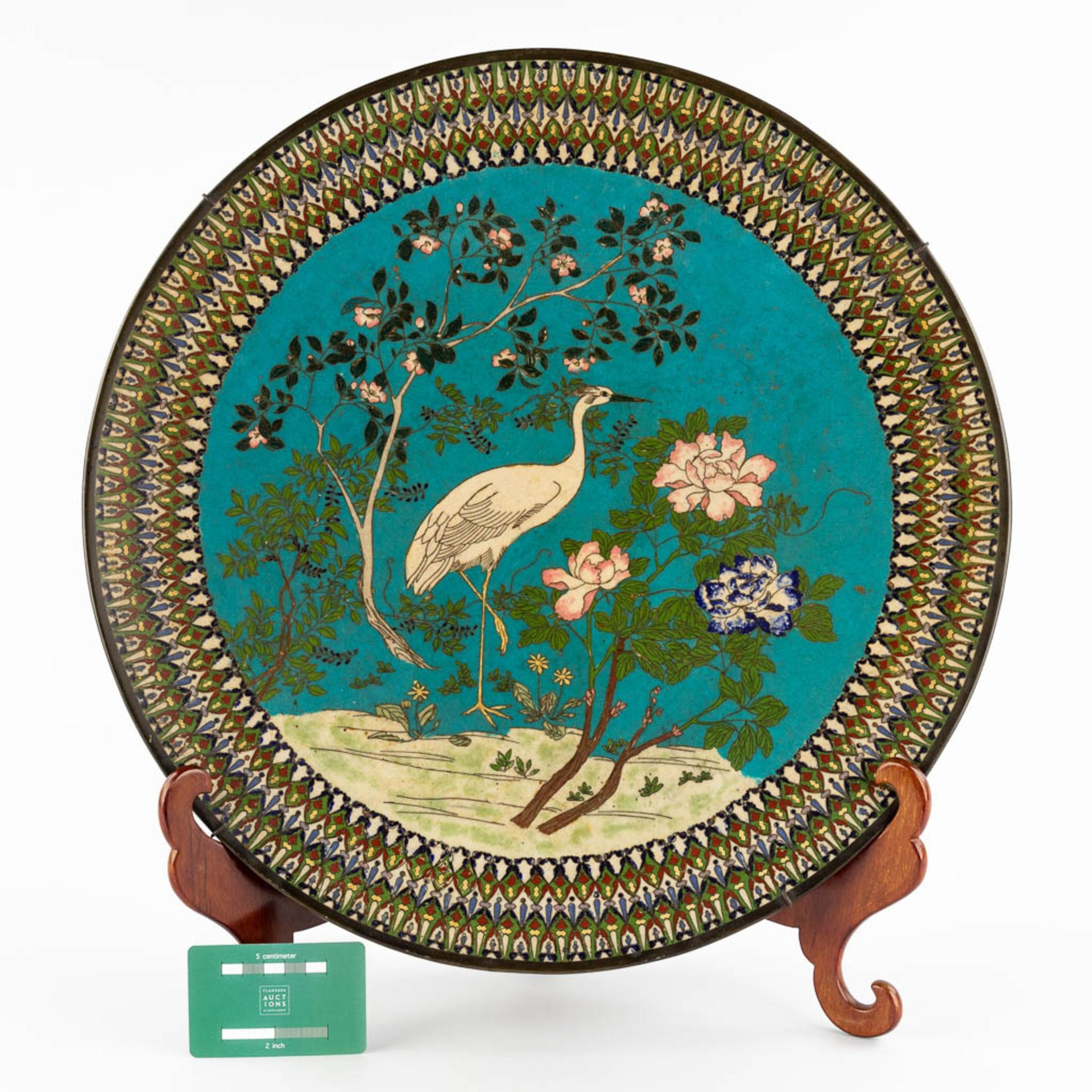 A large plate with a heron, cloisonné enamel, probably 19th C. (D:45 cm) - Image 2 of 9