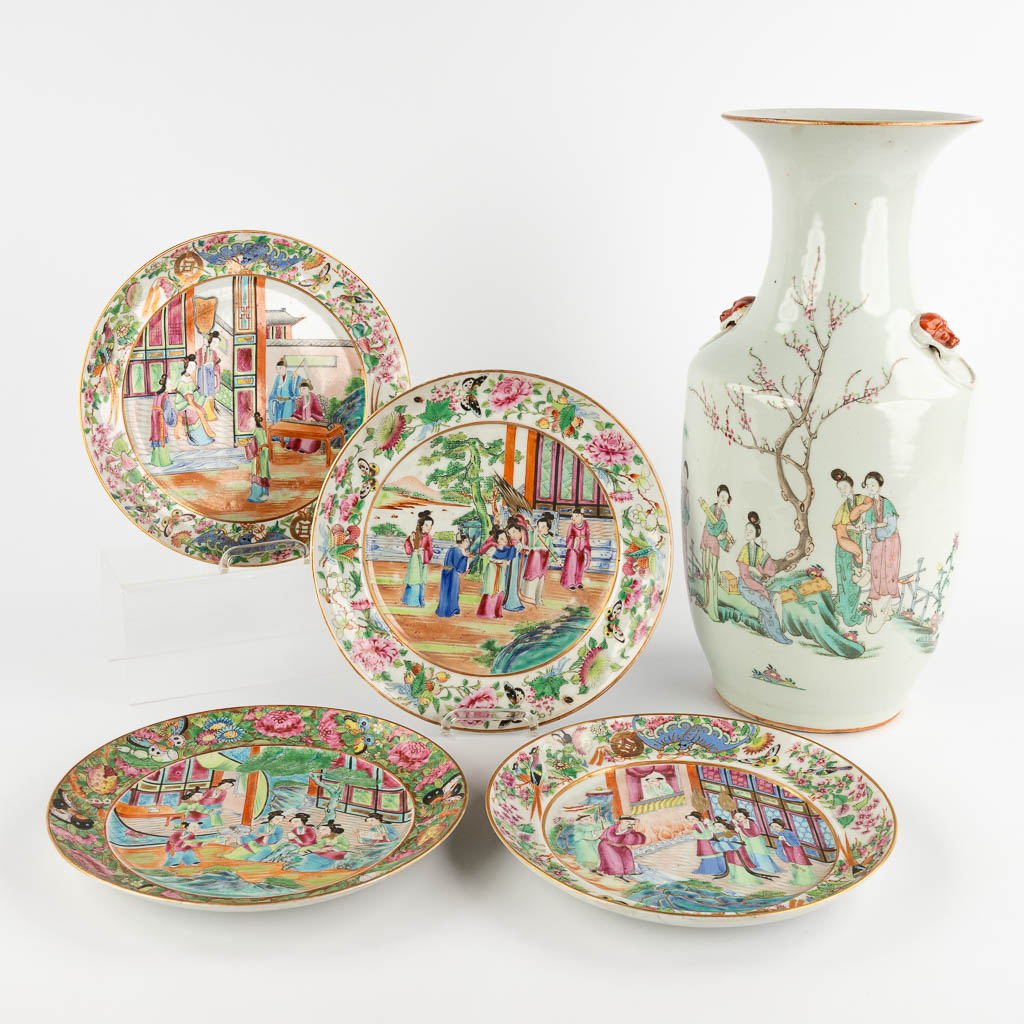 A Chinese Vase and 4 Canton plates, decorated with figurines. 19th/20th C. (H:42 x D:20 cm)