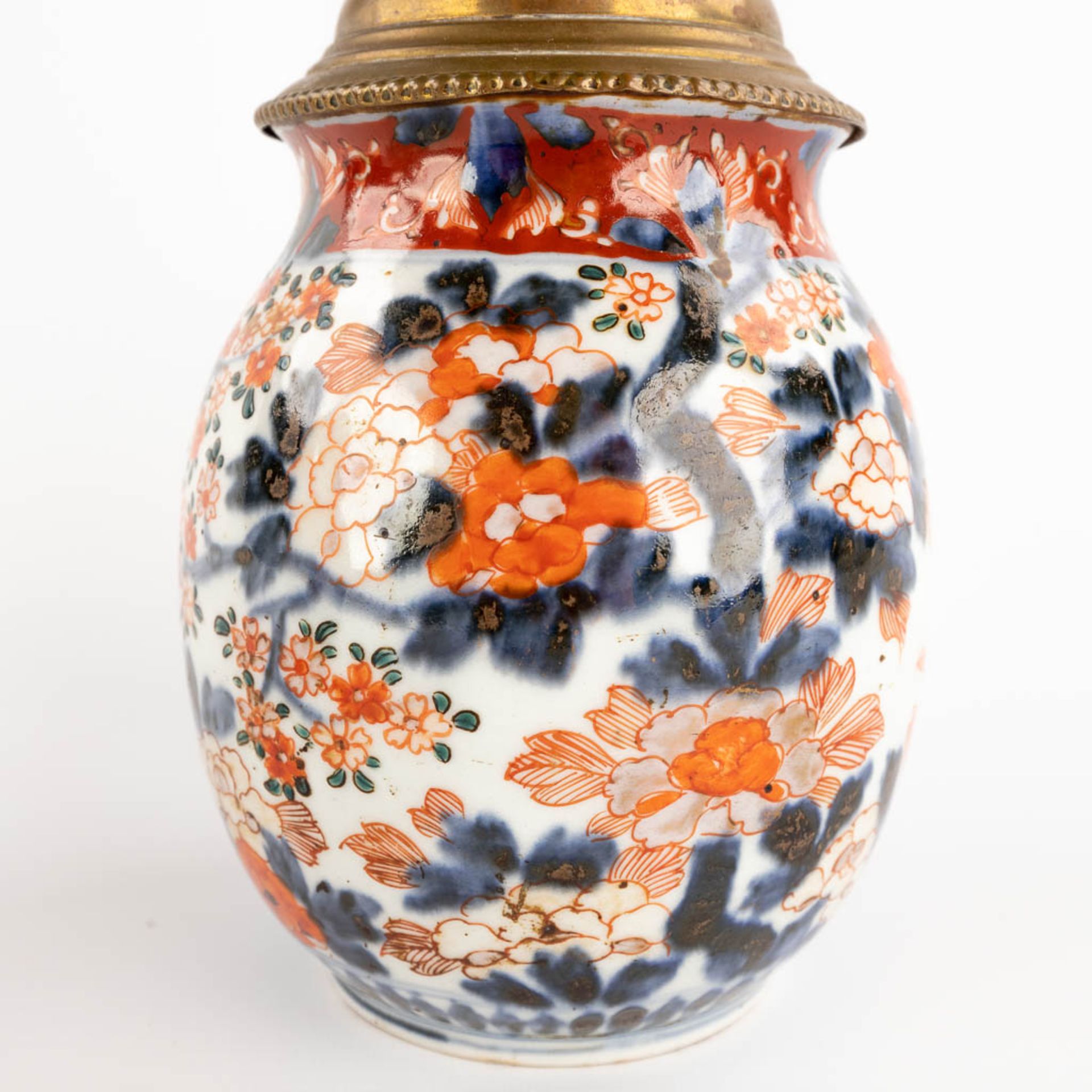 A pair of Chinese export Imari vases, rebuilt as oil lamps. 18th/19th C. (H:25 cm) - Bild 9 aus 12