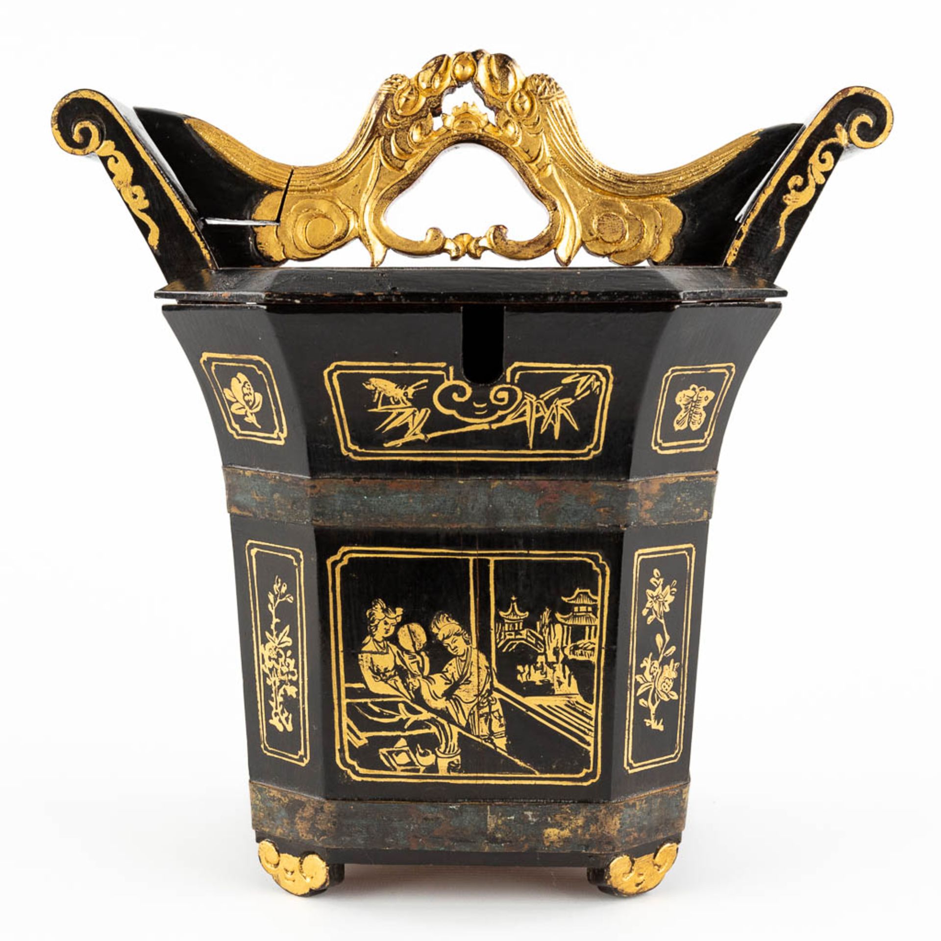 A Chinese carrying case for a teapot, gilt wood with lacquer and dragon figurines. 20th C. (D:24 x W