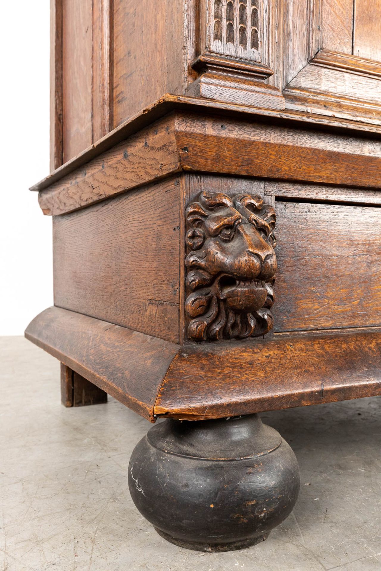 An antique four door cabinet, sculptured oak. 18th C. (D:76 x W:186 x H:216 cm) - Image 5 of 20