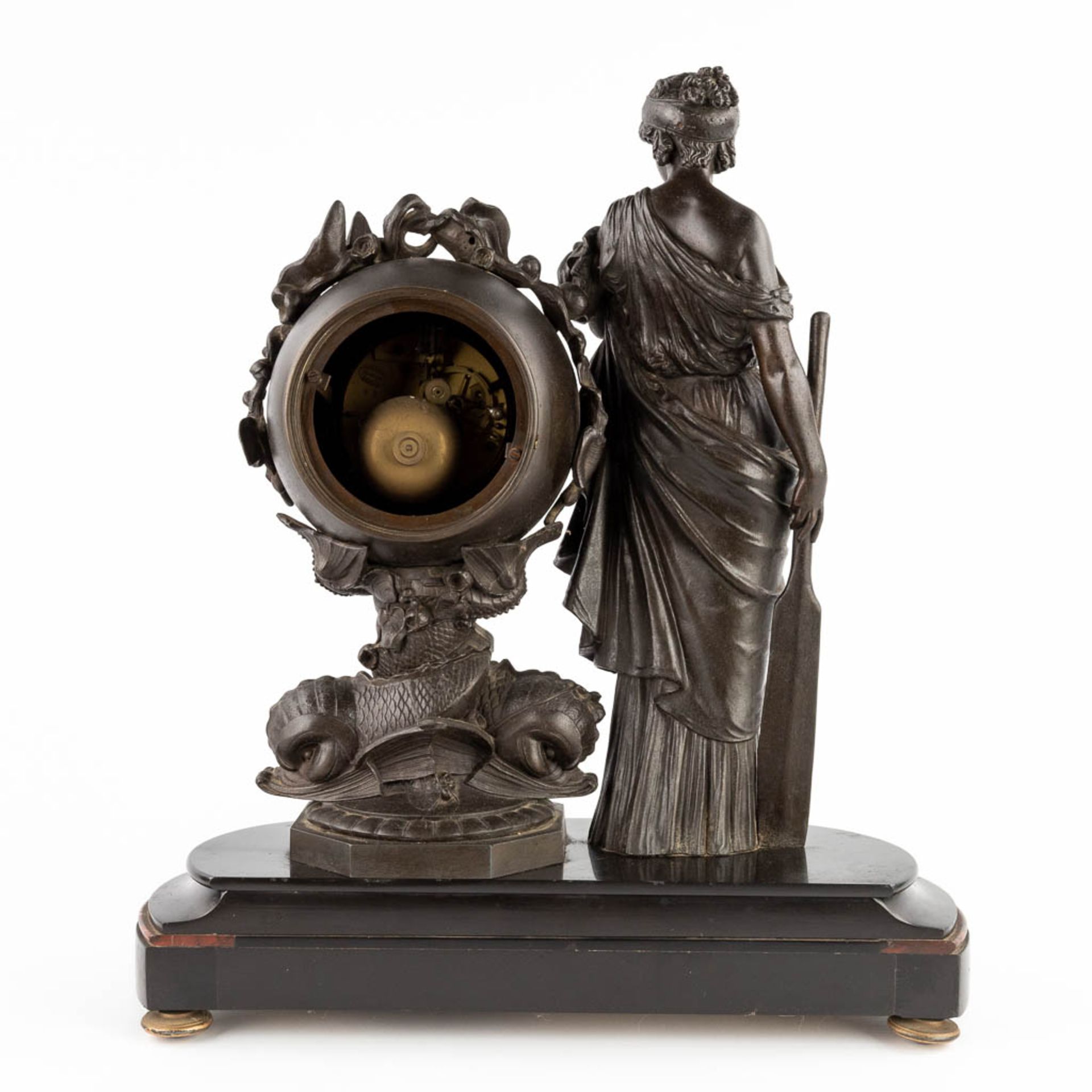 A mantle clock 'Lady with a paddle and zodiac', patinated spelter on marble. 19th C. (D:16 x W:40 x - Image 5 of 11