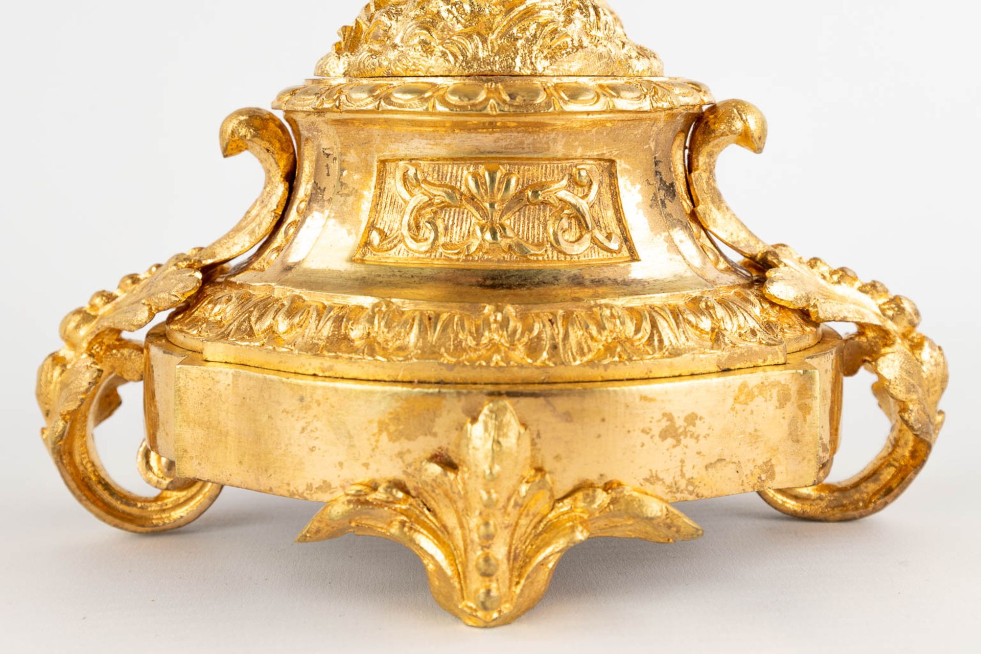 A pair of candelabra with putti, gilt bronze. Circa 1900. (W:22 x H:50 cm) - Bild 13 aus 13