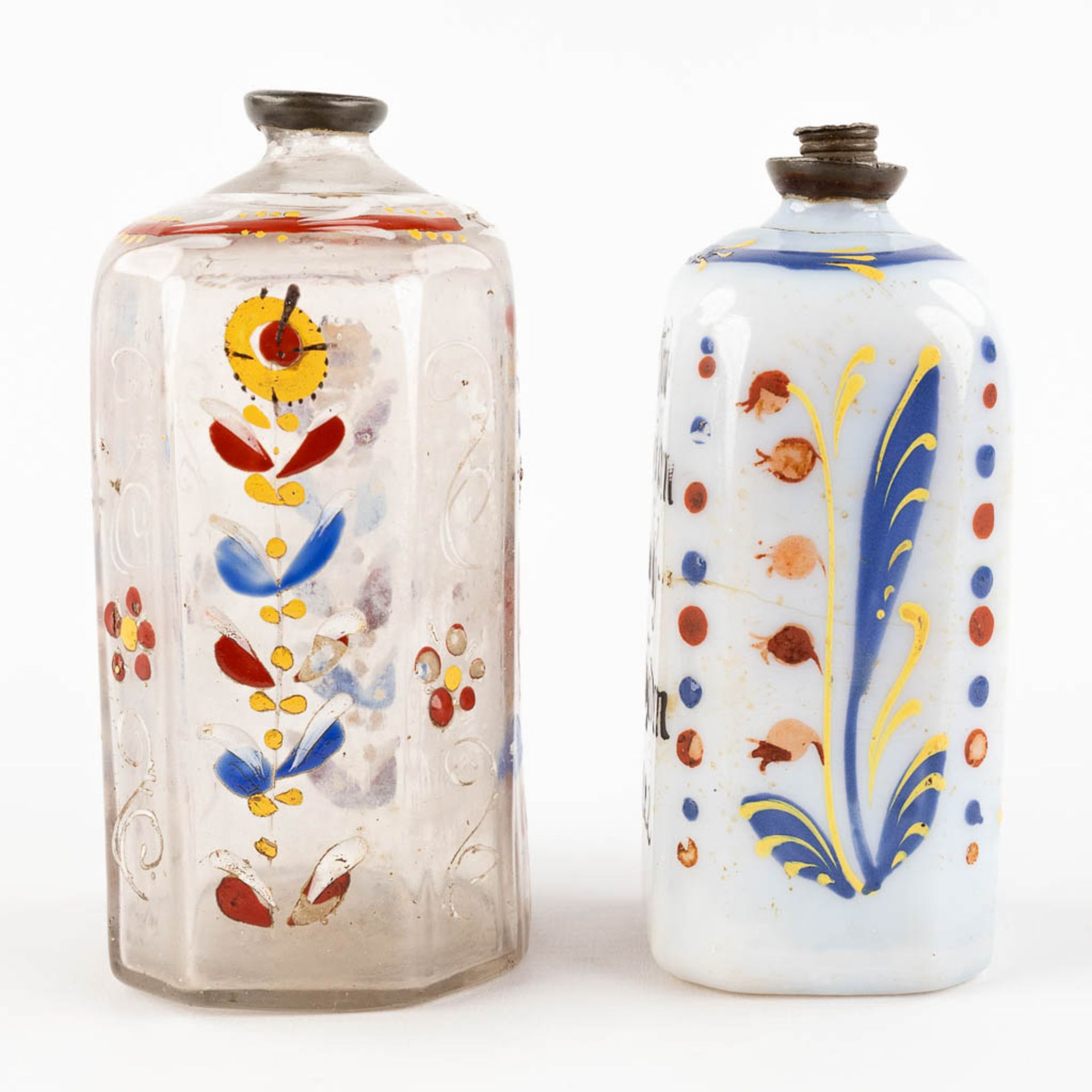 Two antique enamel hand-painted glass bottles, 17th/18th C. (H:13 cm) - Image 4 of 13