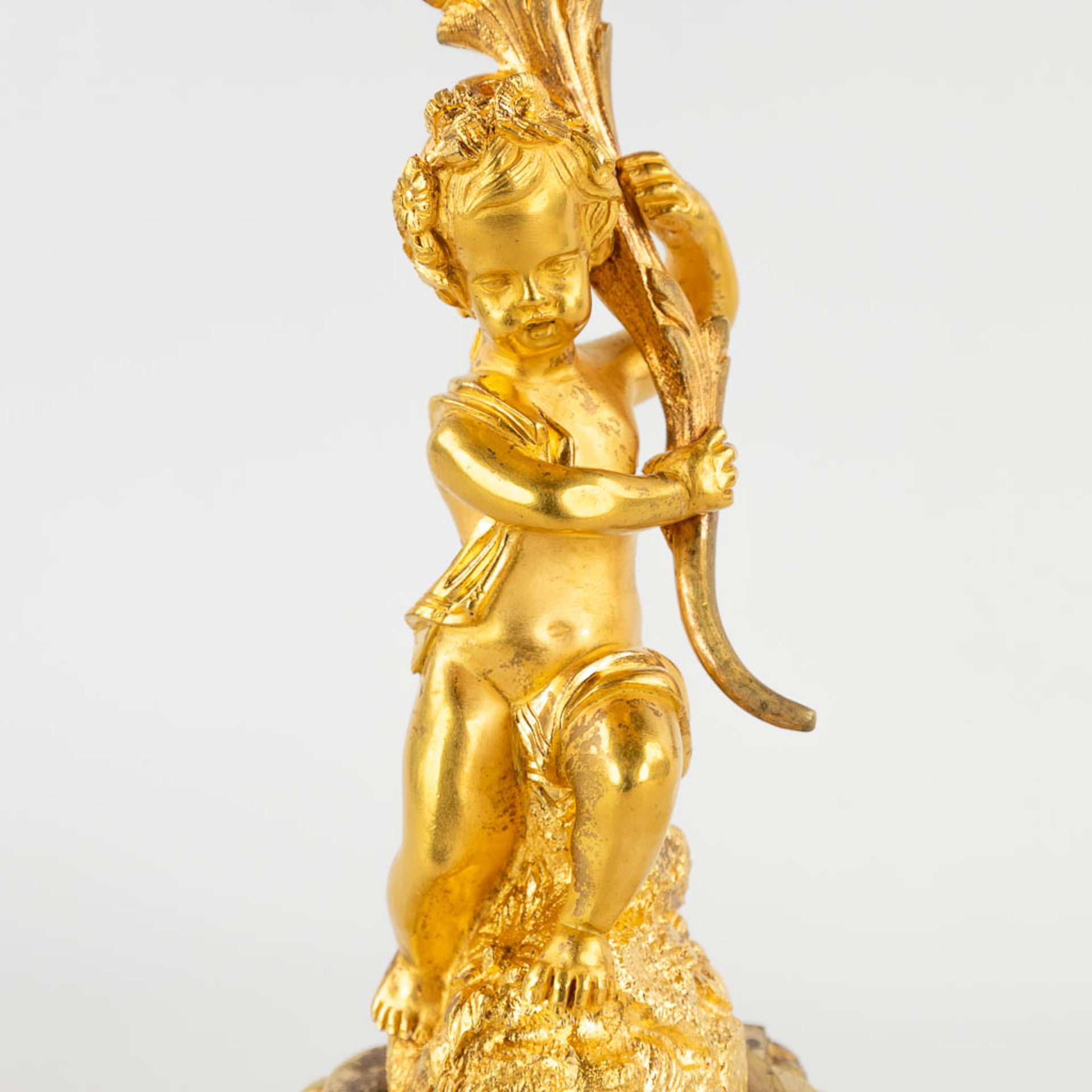 A pair of candelabra with putti, gilt bronze. Circa 1900. (W:22 x H:50 cm) - Bild 9 aus 13