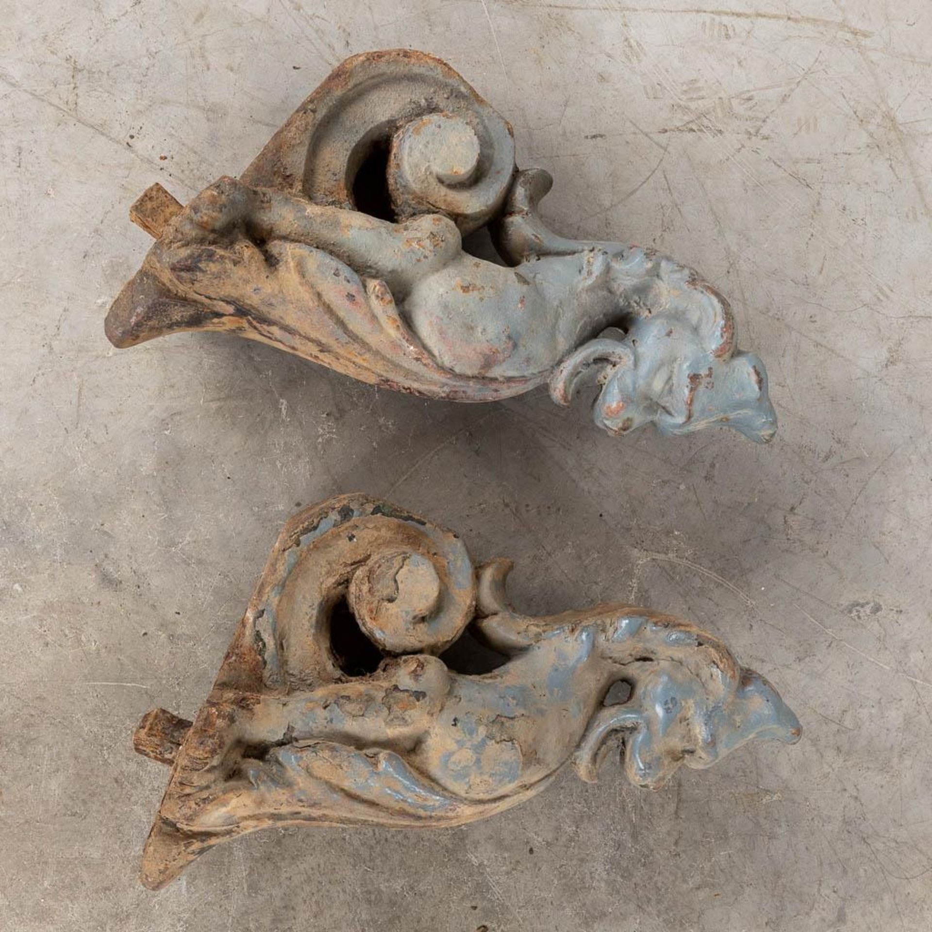 Two 'Chasses-Roues', wall protectors for carriage wheels, patinated cast iron. 19th C. (W:36 x H:47 - Image 3 of 13