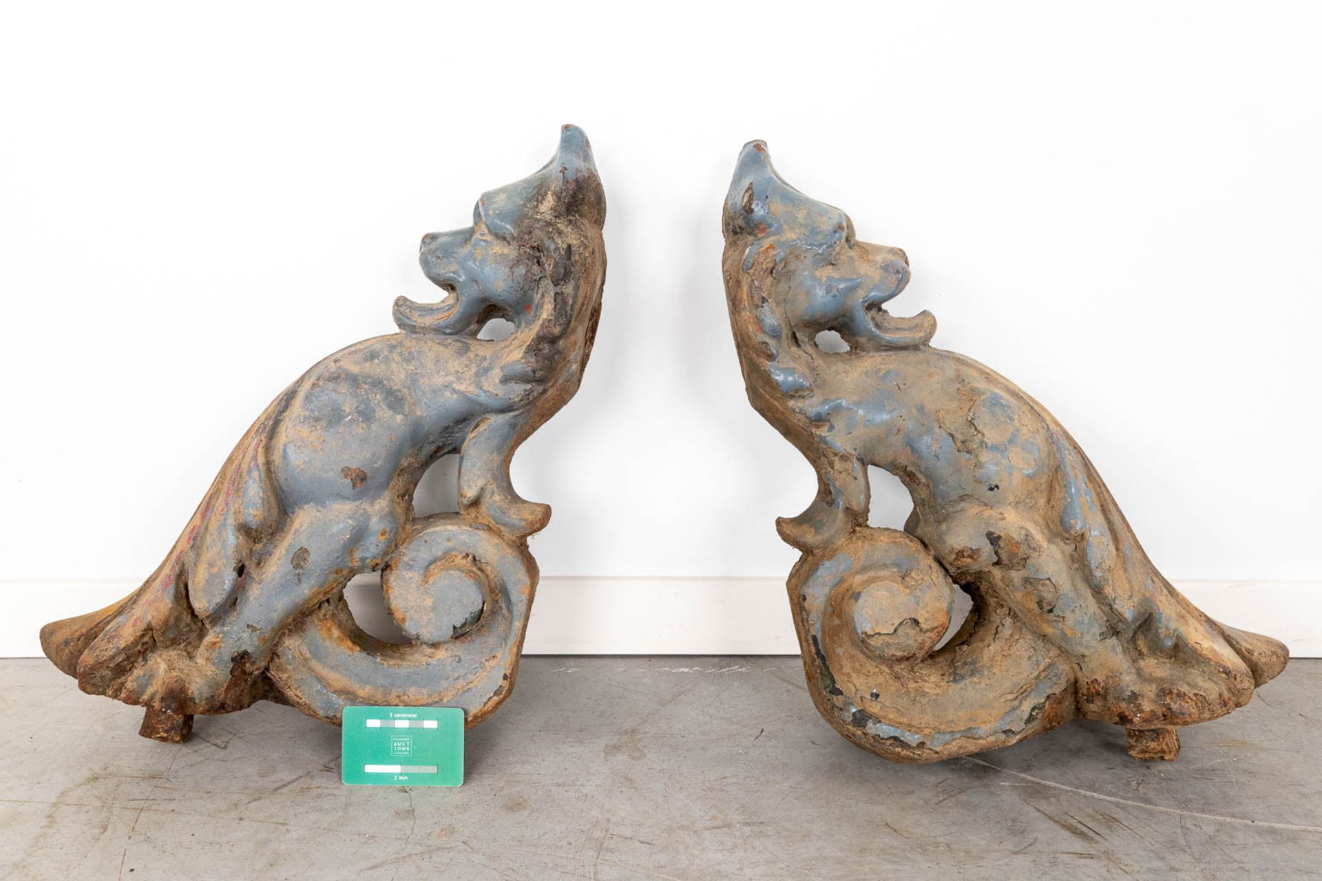 Two 'Chasses-Roues', wall protectors for carriage wheels, patinated cast iron. 19th C. (W:36 x H:47 - Image 12 of 13