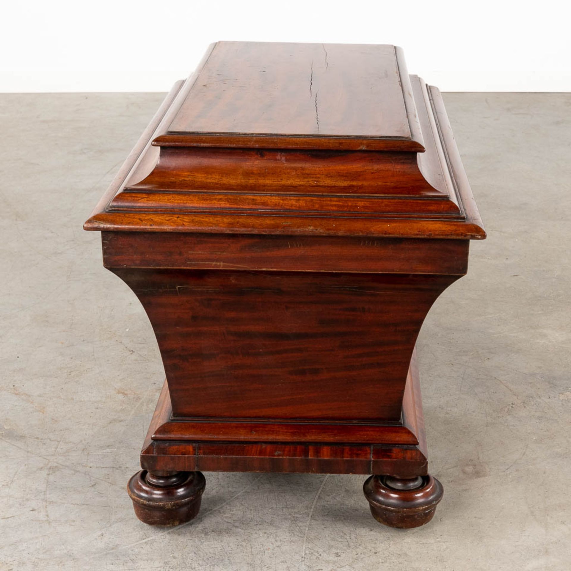 An exceptionally large English Cellarette or Wine Cooler, Mahogany, 19th C. (D:46 x W:79 x H:51 cm) - Image 9 of 13