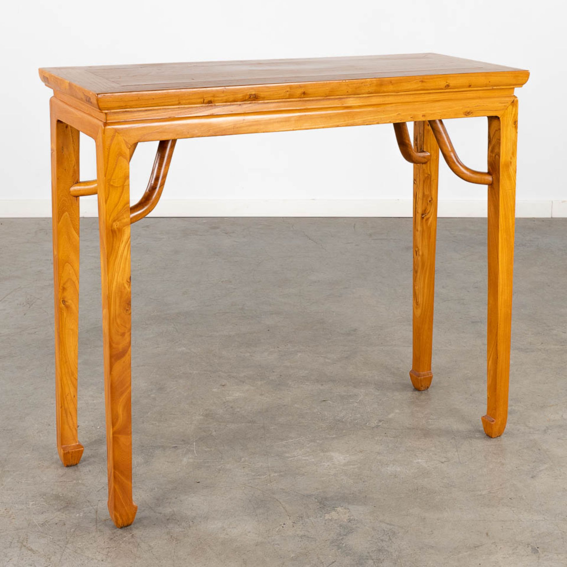 An Oriental/Chinese-inspired console table, hardwood. (D:38 x W:94 x H:84 cm)