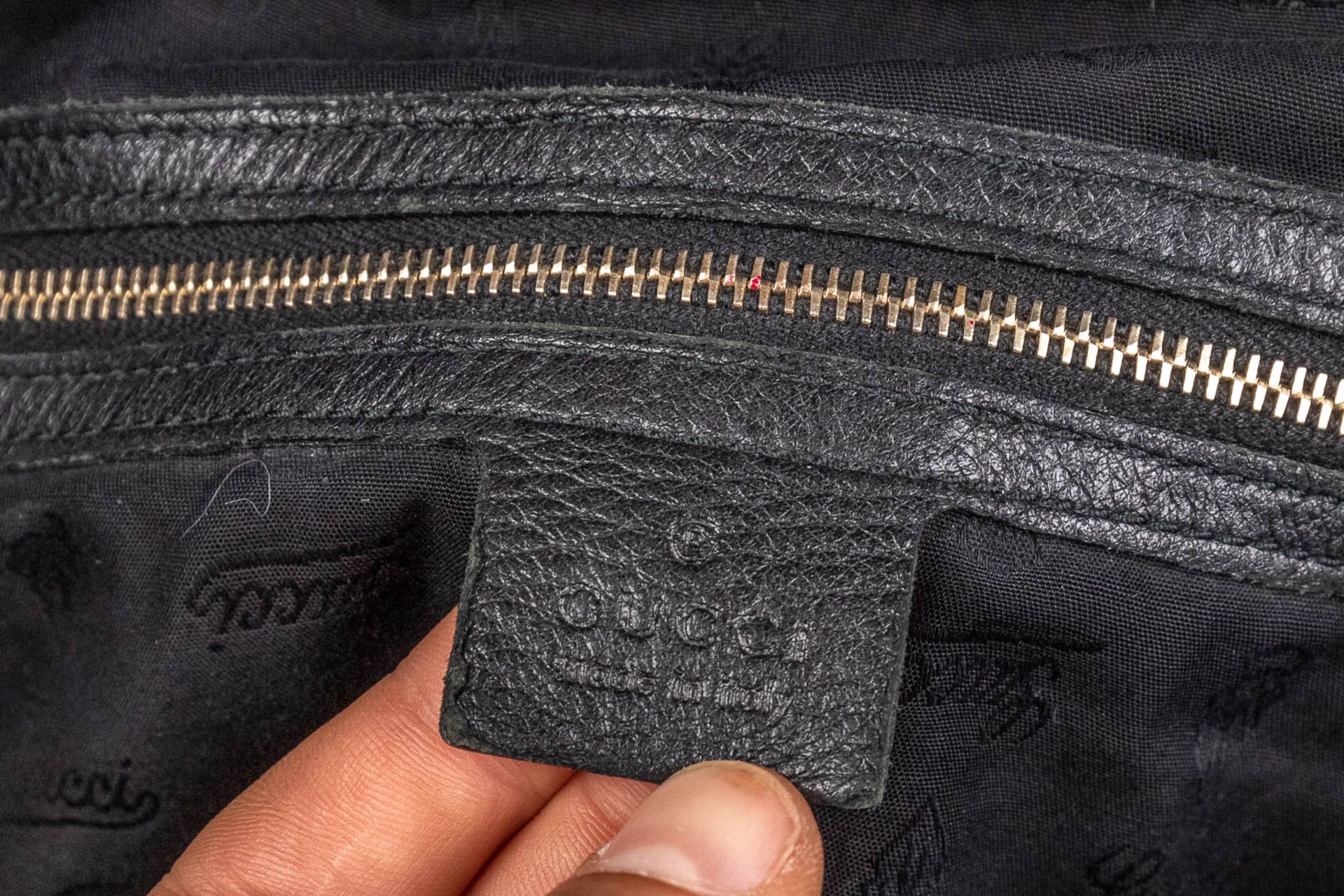 Gucci, a handbag made of black leather, with original belt. (W:40 x H:35 cm) - Bild 7 aus 14