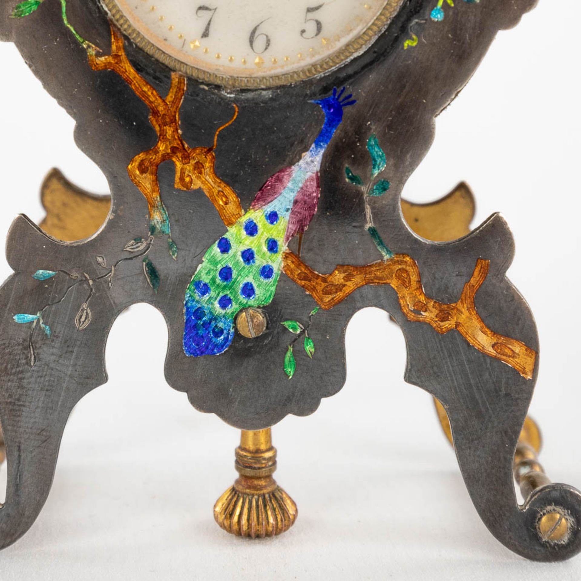 A traveller's clock, silver with hand-painted enamel. Decor of a peacock. Circa 1900. (D:2 x W:5,5 x - Image 13 of 14