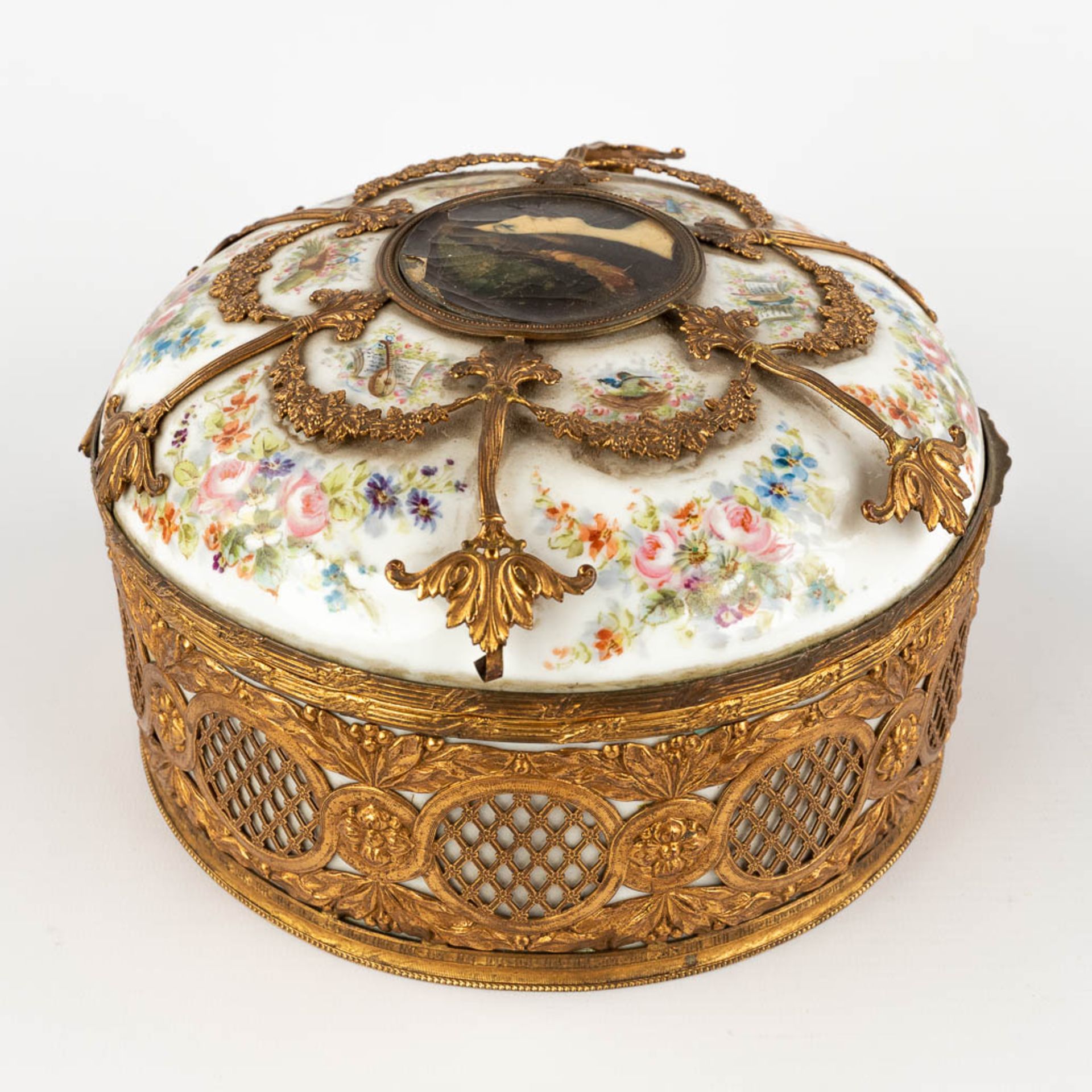 A porcelain Jewelry box, porcelain mounted with bronze. hand-painted flower decor. (H:12 x D:21 cm) - Image 3 of 12