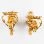 A pair of wall lamp or candle holders, lions with a heraldic image. Gilt bronze. Circa 1900. (D:35 x