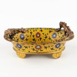 A Chinese cloisonné bronze bowl, mounted with dragons and finished with floral decor. (D:25,5 x W:36