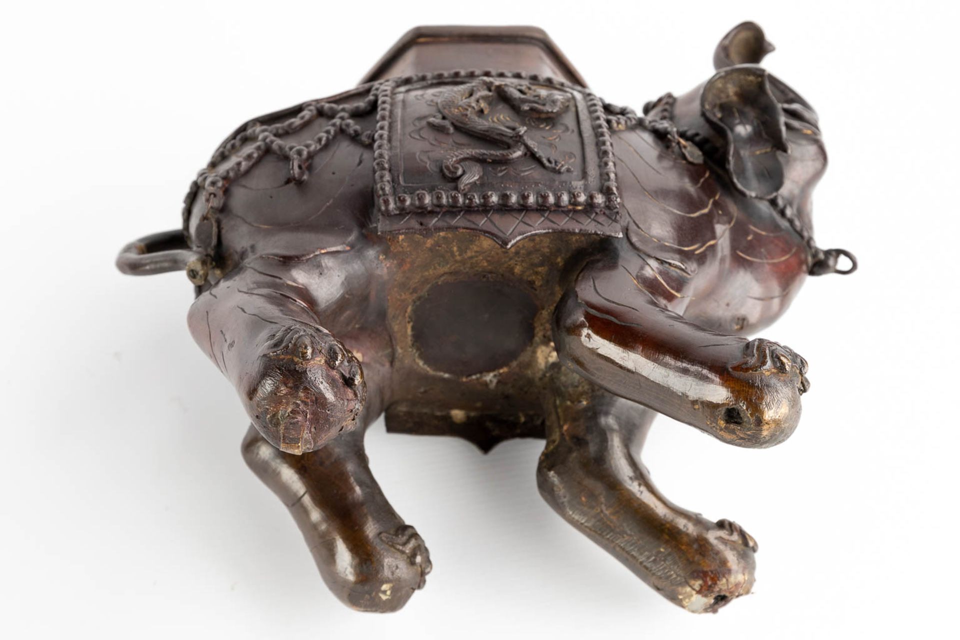 A large and figurative Japanese Koro, supported by an elephant. Probably Meji. (D:24 x W:32 x H:90 c - Bild 15 aus 17