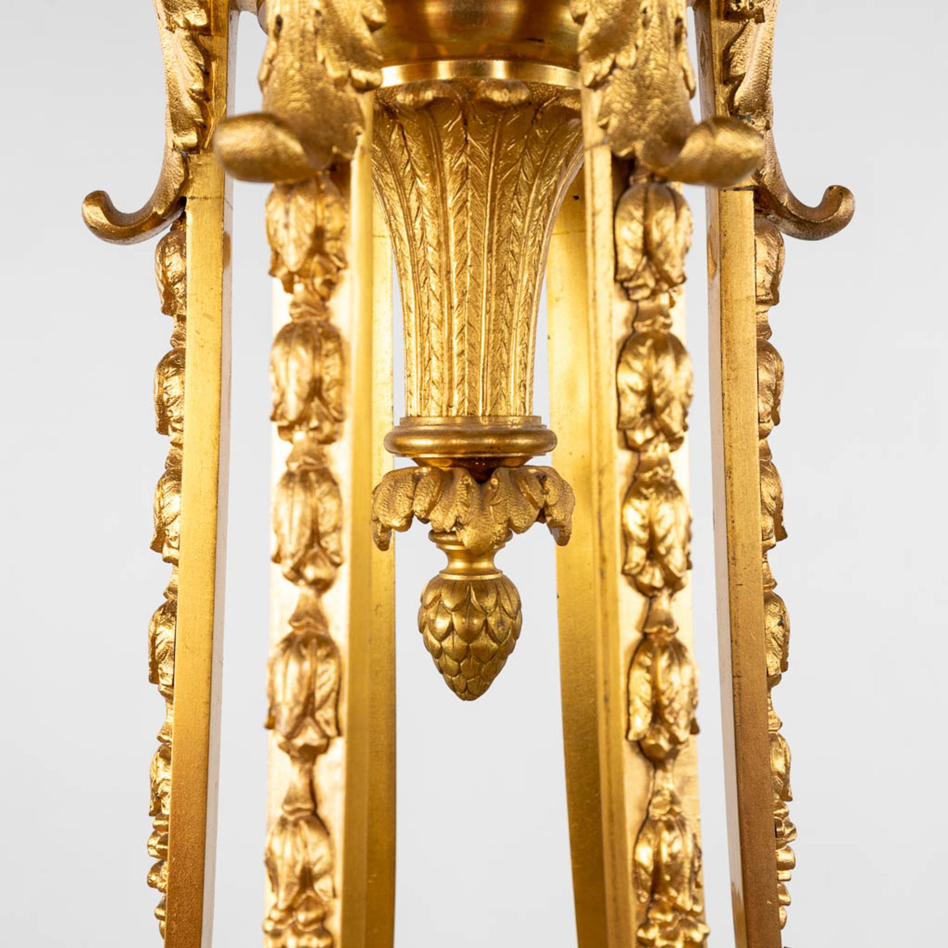 A large ceiling lamp or chandelier, gilt bronze with glass 'flambeau' shades. Circa 1900. (H:90 x D: - Bild 4 aus 9