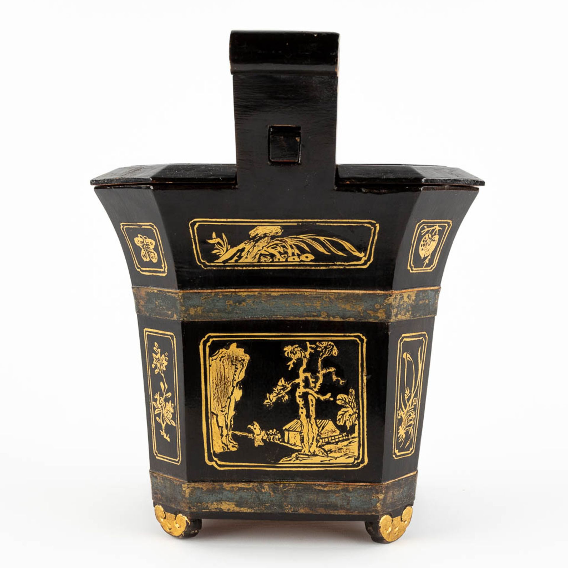 A Chinese carrying case for a teapot, gilt wood with lacquer and dragon figurines. 20th C. (D:24 x W - Image 5 of 16