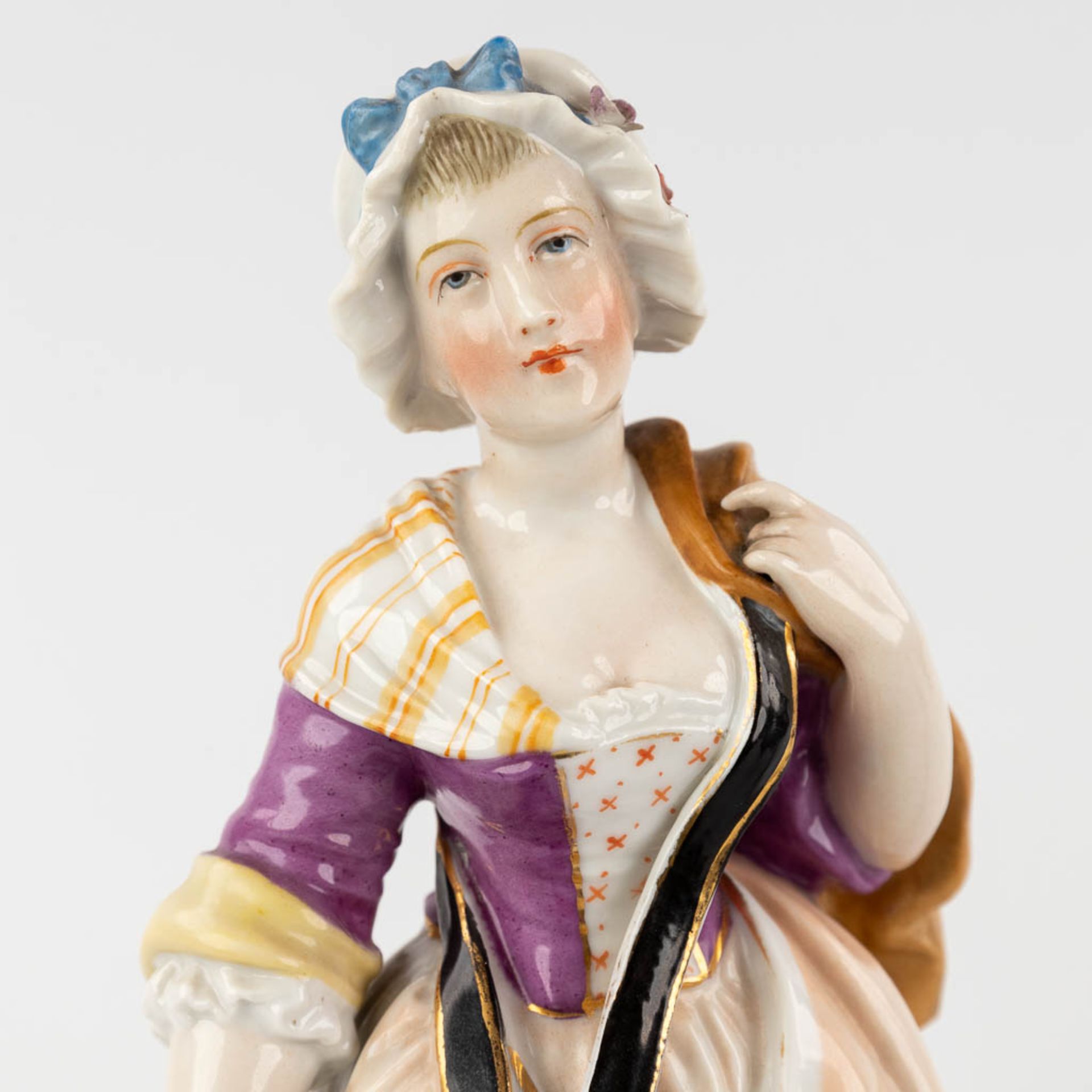 Milan and Ludwigsburg, 2 polychrome porcelain figurines. 19th C. (D:11 x W:12 x H:27 cm) - Bild 9 aus 12