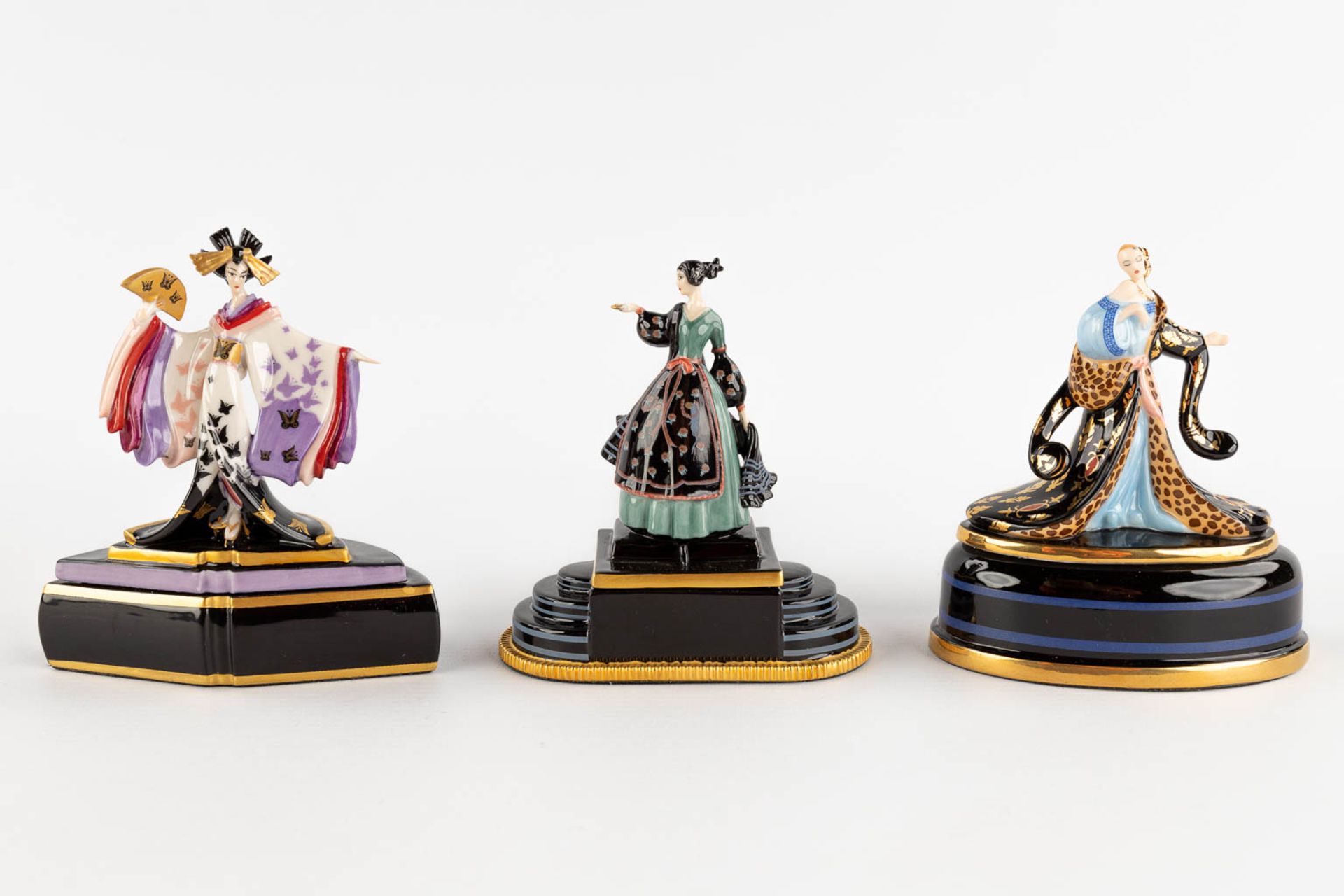 The Franklin Mint, Six porcelain music boxes with dancing figurines. 20th C. (H:12,5 cm) - Image 3 of 20