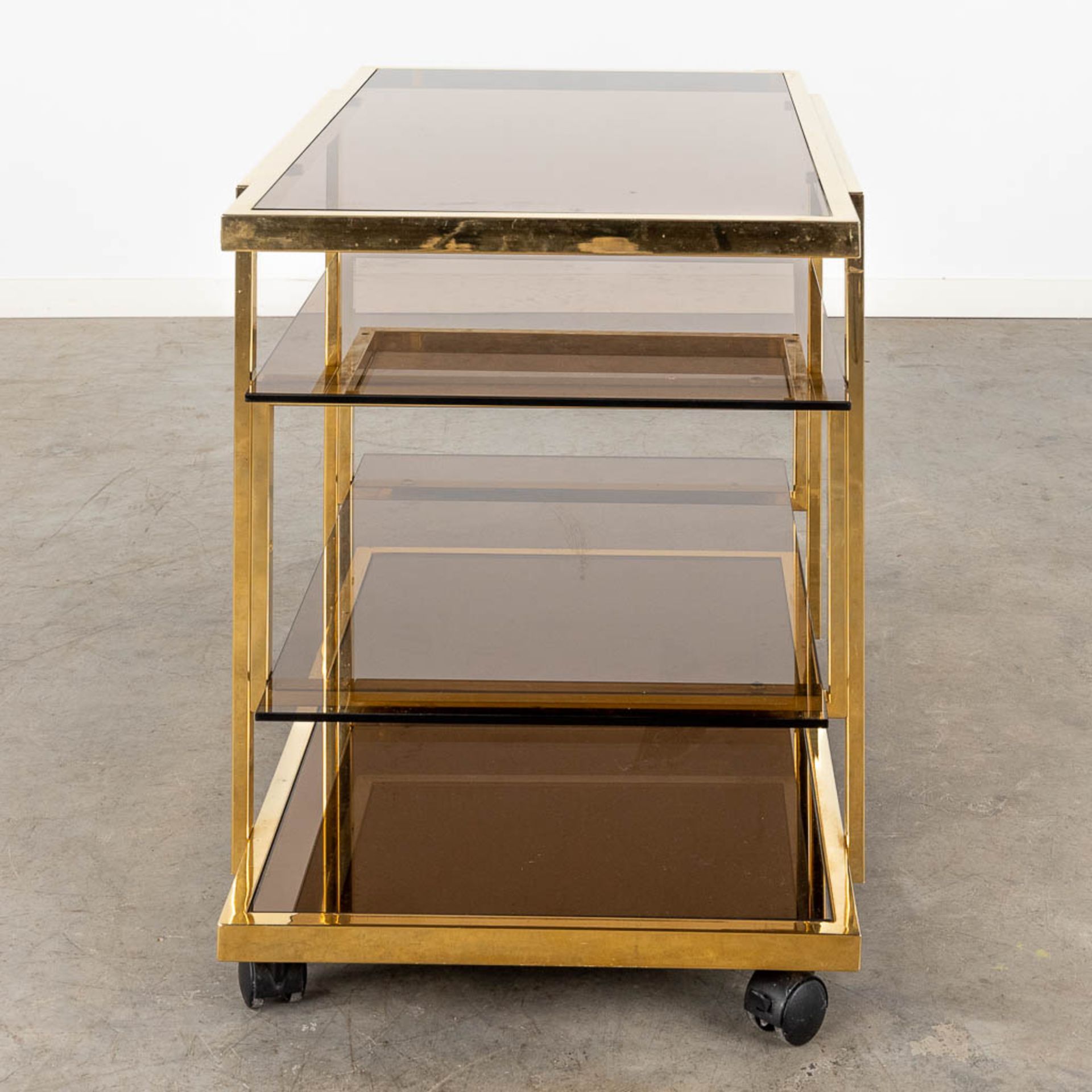 Fedam, a four tier bar cart, gilt metal and tinted glass. Circa 1970 (D:53 x W:85 x H:66 cm) - Image 4 of 8