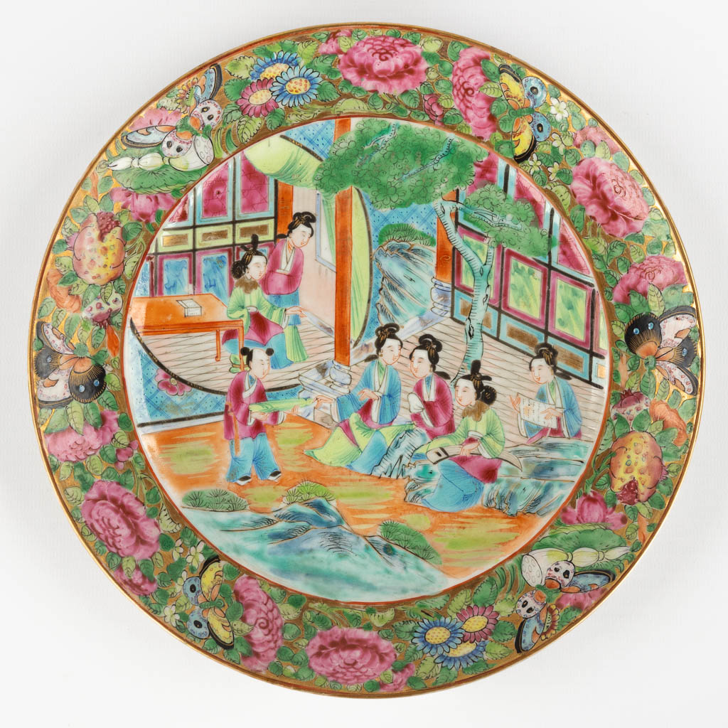 A Chinese Vase and 4 Canton plates, decorated with figurines. 19th/20th C. (H:42 x D:20 cm) - Image 21 of 23