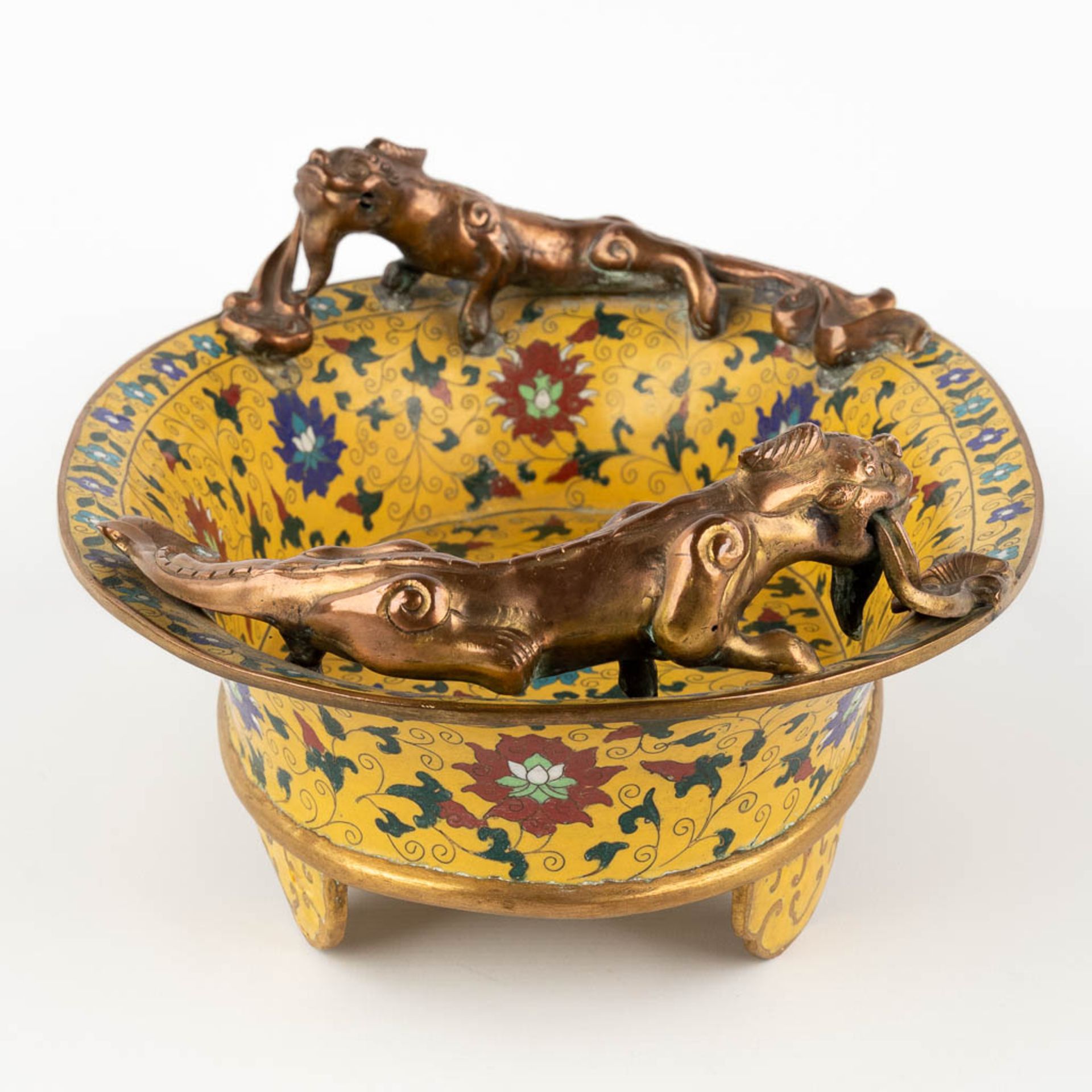 A Chinese cloisonné bronze bowl, mounted with dragons and finished with floral decor. (D:25,5 x W:36 - Image 4 of 13