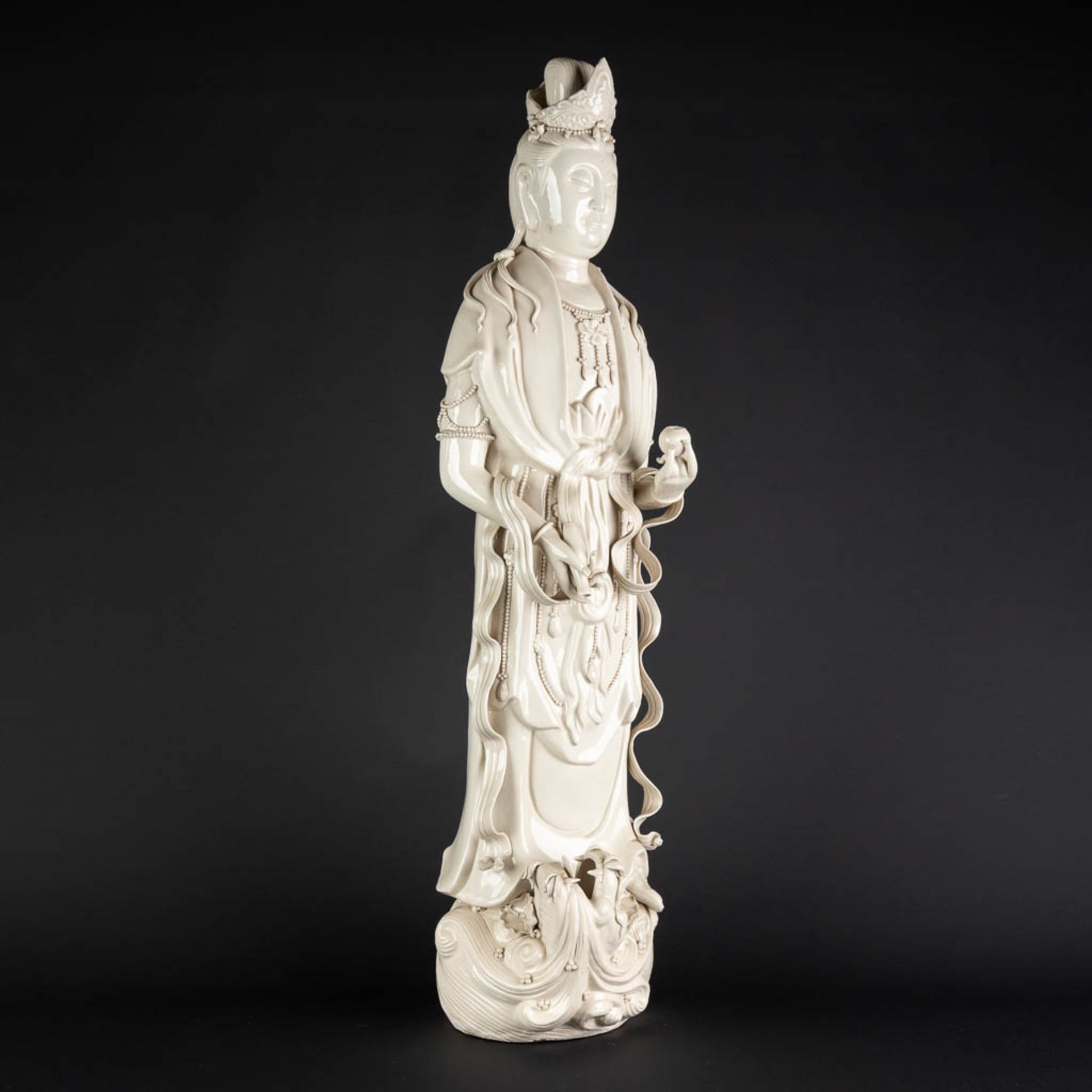 A large Chinese Guanyin figurine, blanc de chine porcelain. 20th C. (D:20 x W:23 x H:80 cm) - Image 7 of 13