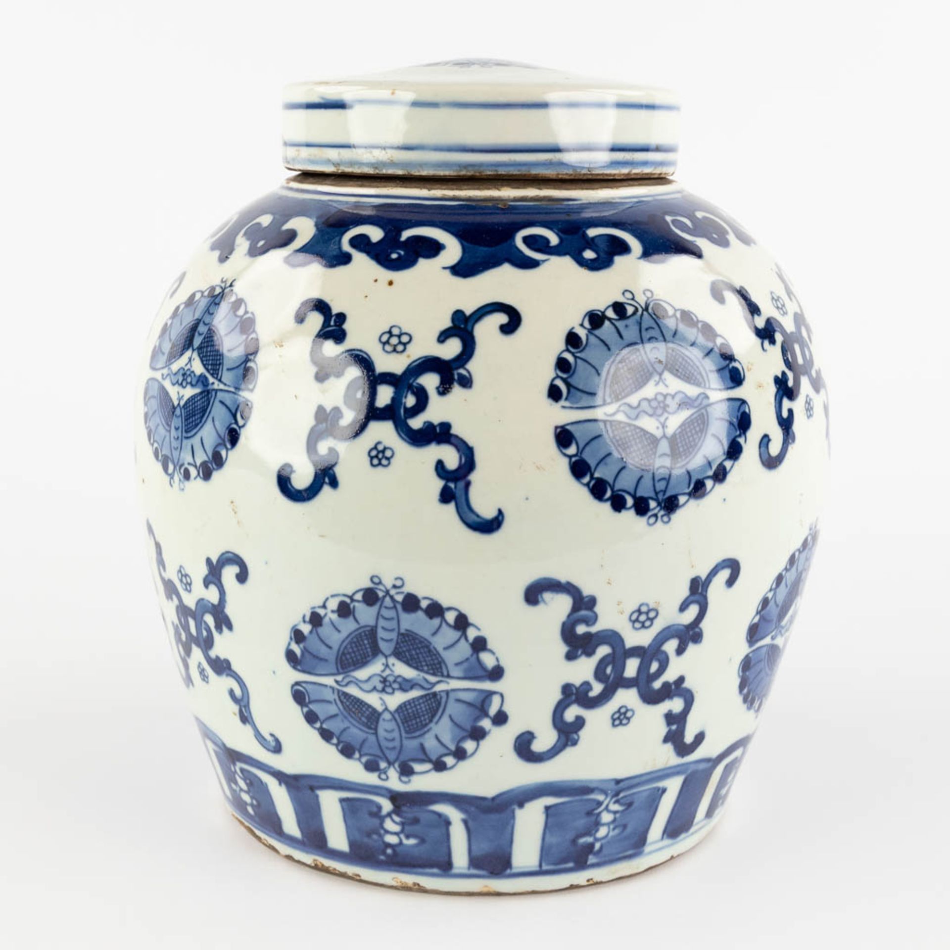 A Chinese ginger jar, decorated with butterflies, export porcelain for the Middle Eastern market. 19 - Bild 6 aus 12