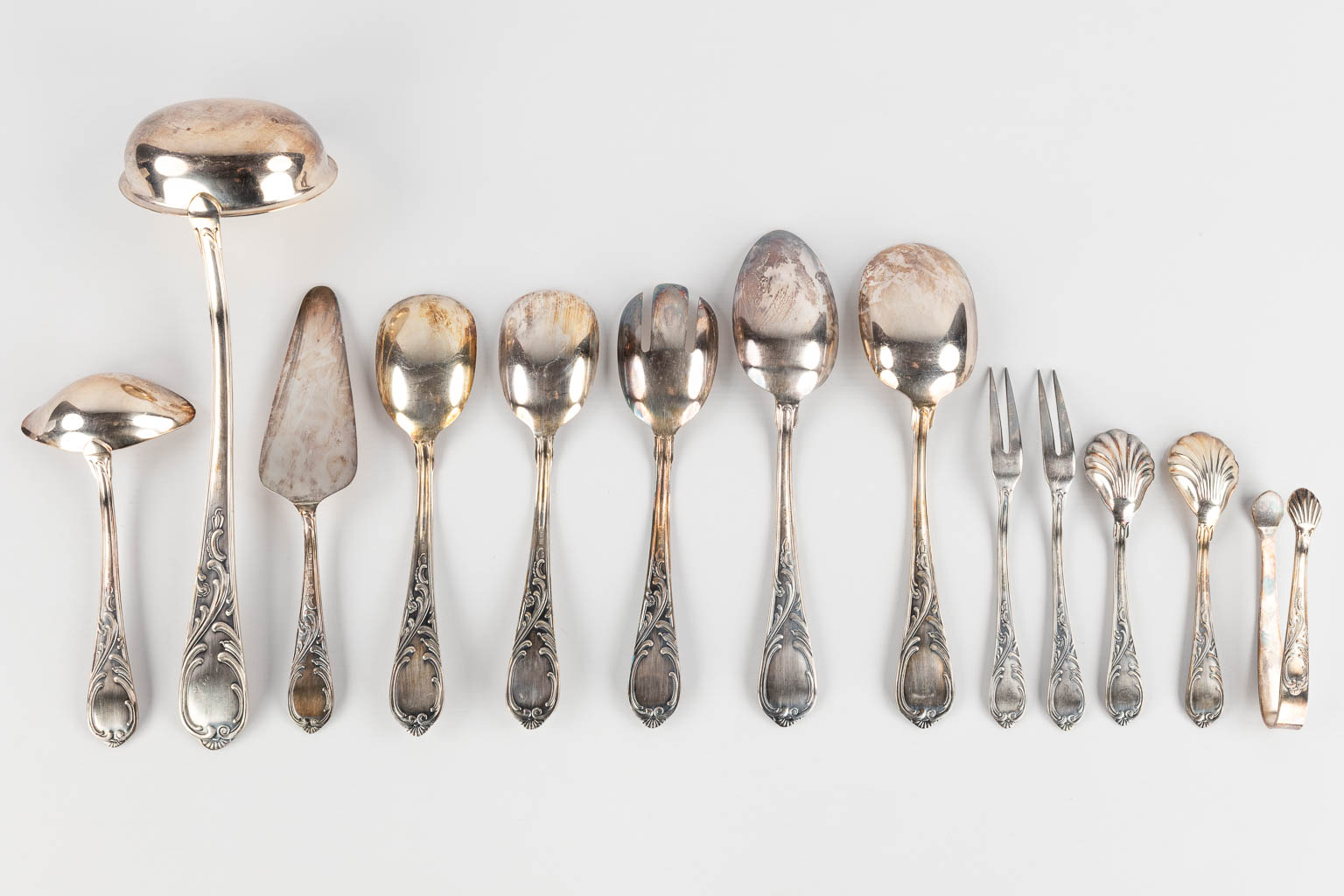 A 134-piece silver-plated cutlery in a storage box. Louis XV style. (D:31 x W:46 x H:24,5 cm) - Image 11 of 17