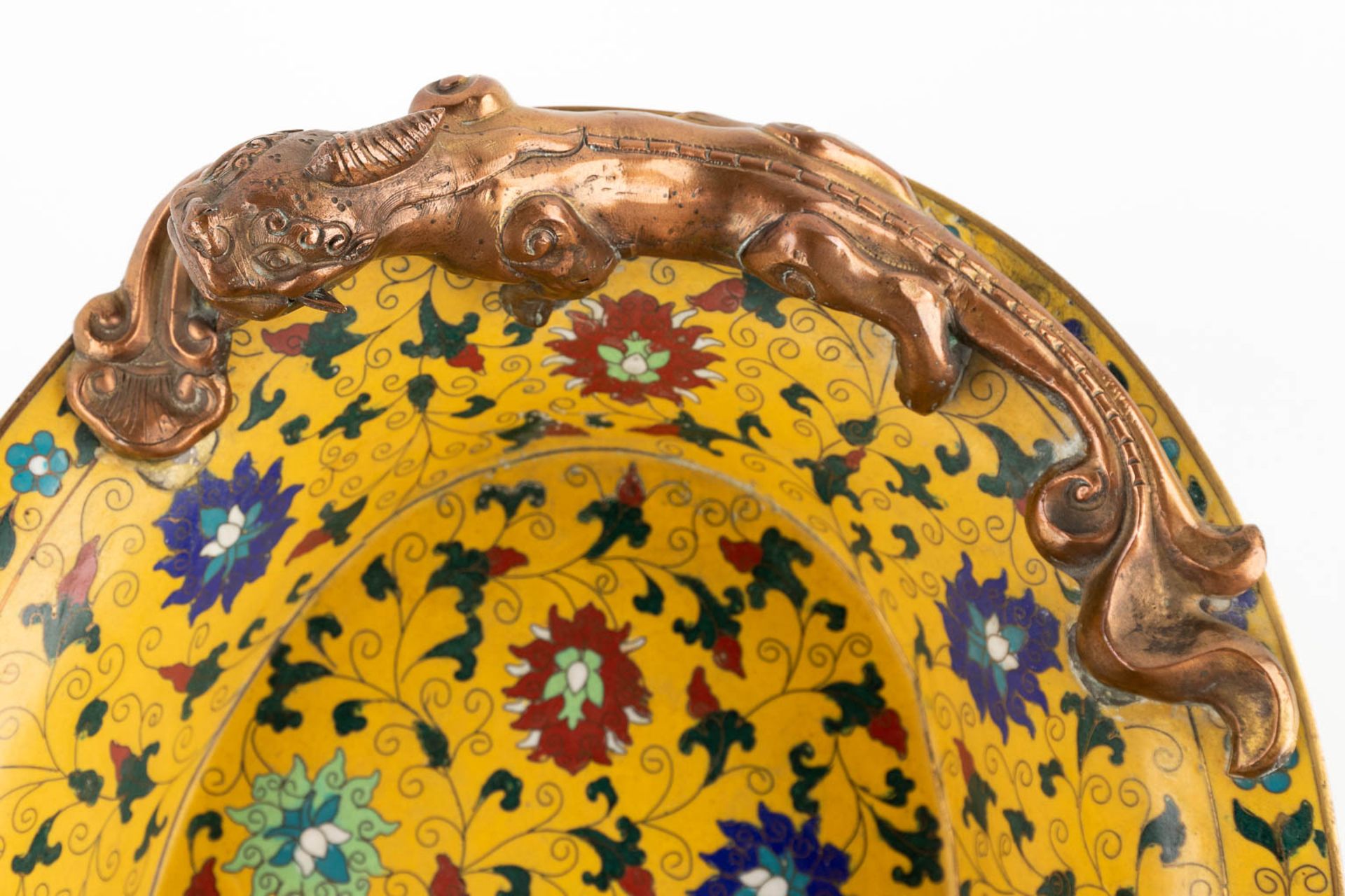 A Chinese cloisonné bronze bowl, mounted with dragons and finished with floral decor. (D:25,5 x W:36 - Image 11 of 13