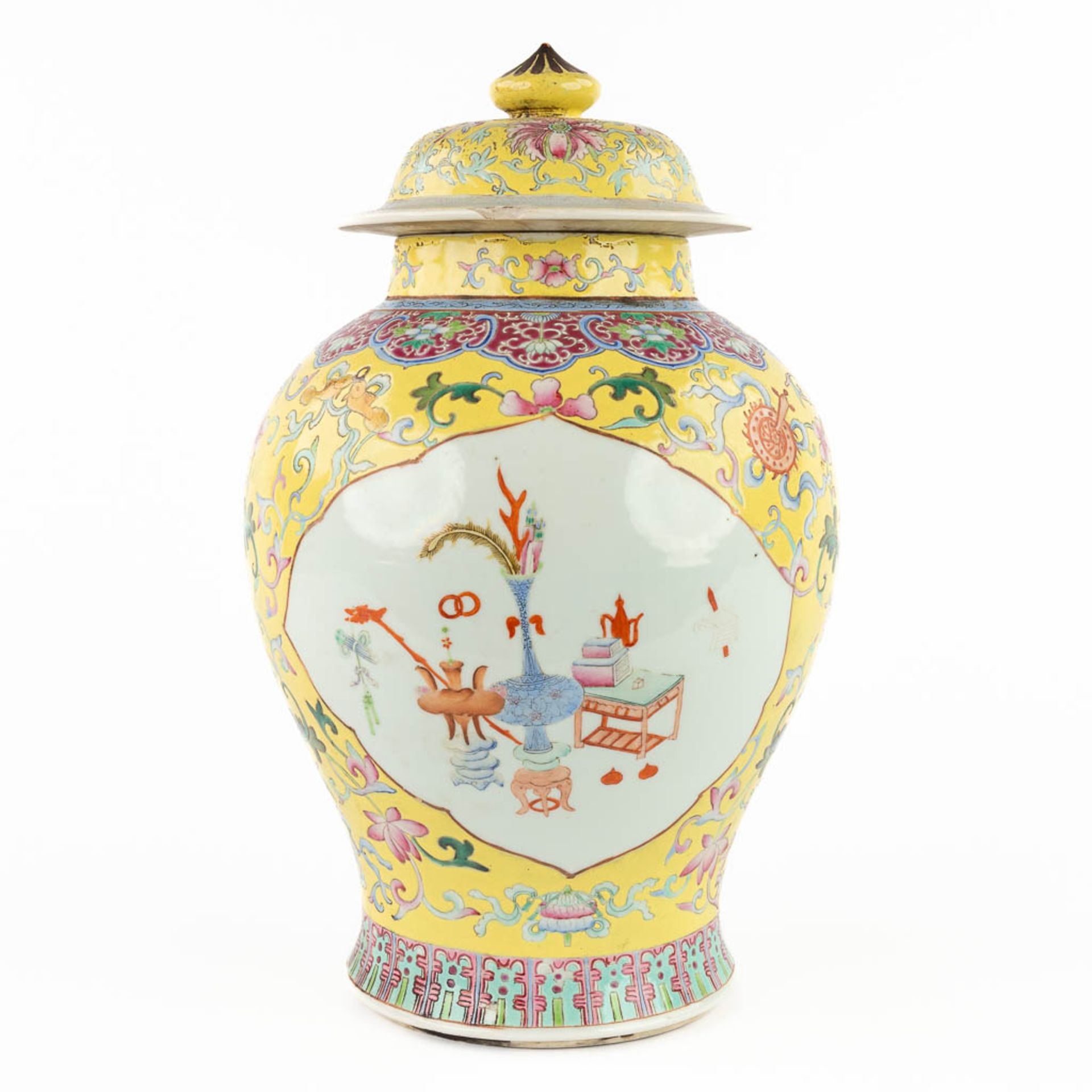 A large Chinese vase with lid, Famille Rose, decor of antiquities. 19th/20th C. (W:24 x H:41 cm) - Bild 4 aus 12