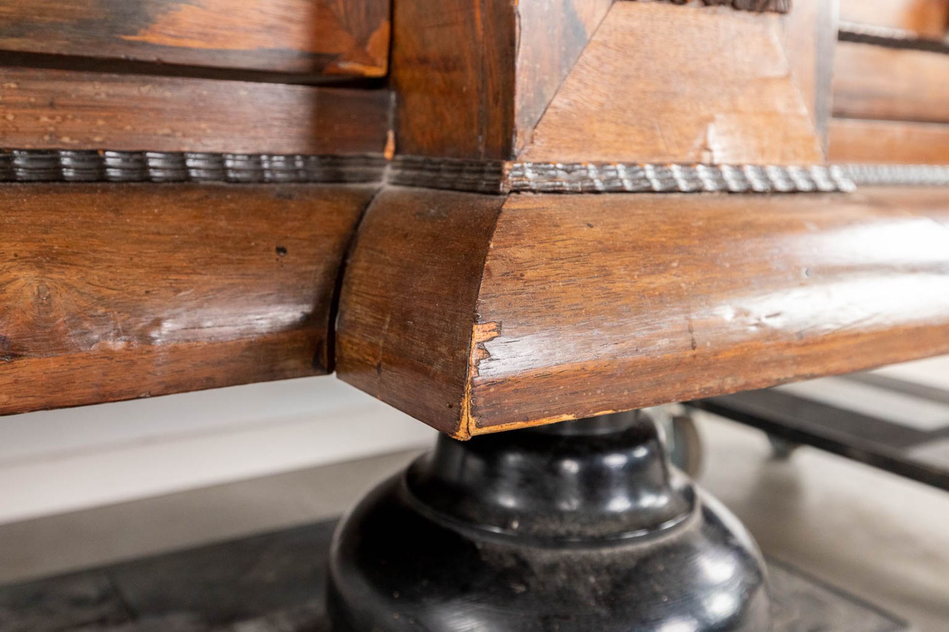 An antique Dutch two door 'Kapiteelkast', wood sculptures, oak and ebony. 18th C. (D:93 x W:223 x H: - Bild 21 aus 26