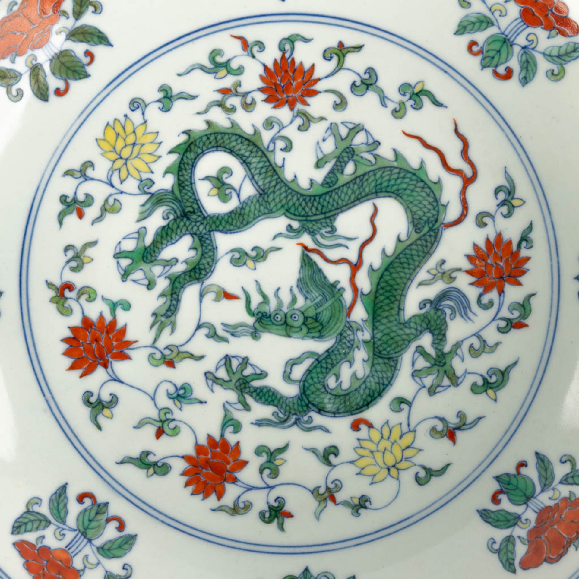 A pair of Chinese famille verte plates with a dragon decor. 20th C. (D:21 cm) - Image 8 of 11