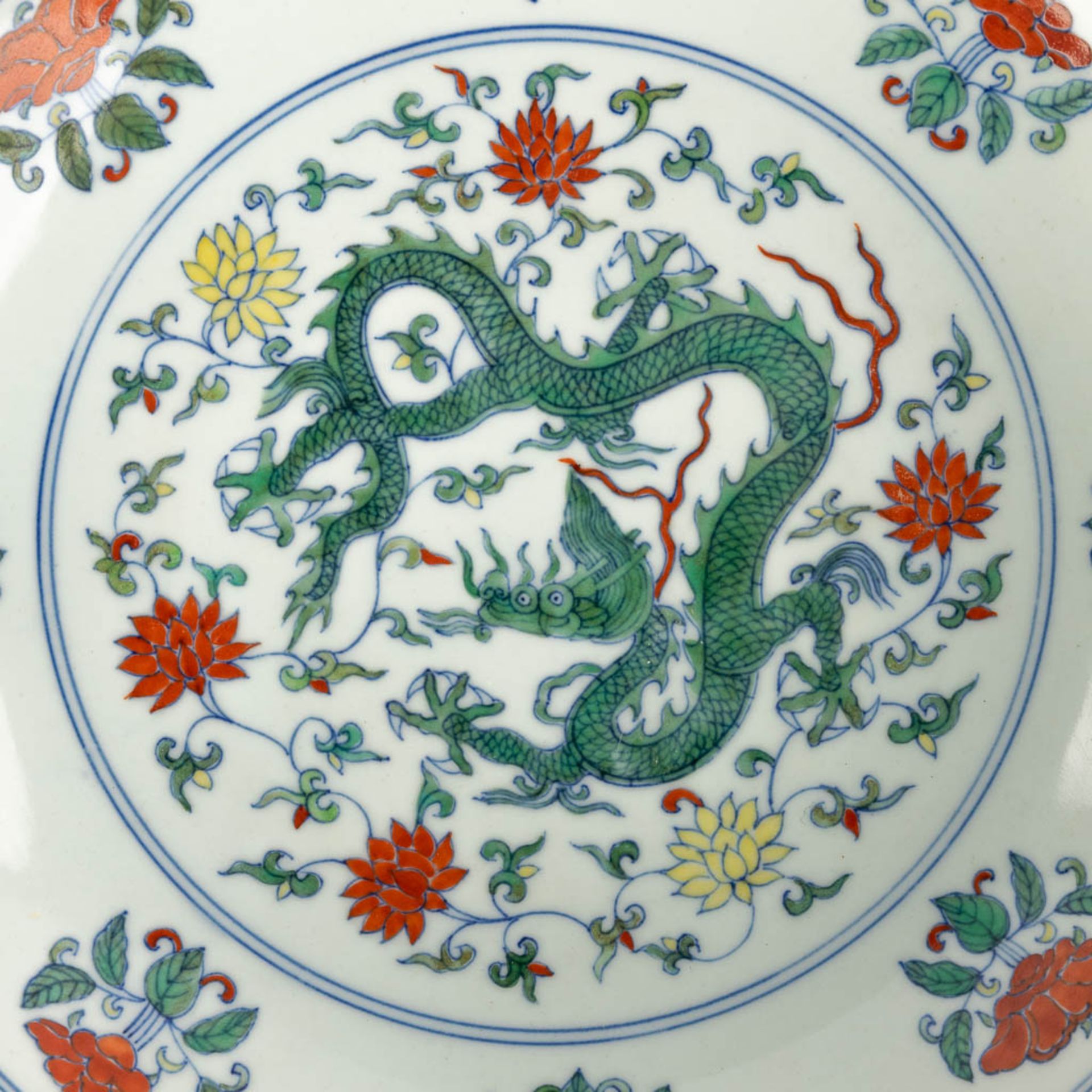 A pair of Chinese famille verte plates with a dragon decor. 20th C. (D:21 cm) - Bild 8 aus 11