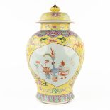 A large Chinese vase with lid, Famille Rose, decor of antiquities. 19th/20th C. (W:24 x H:41 cm)