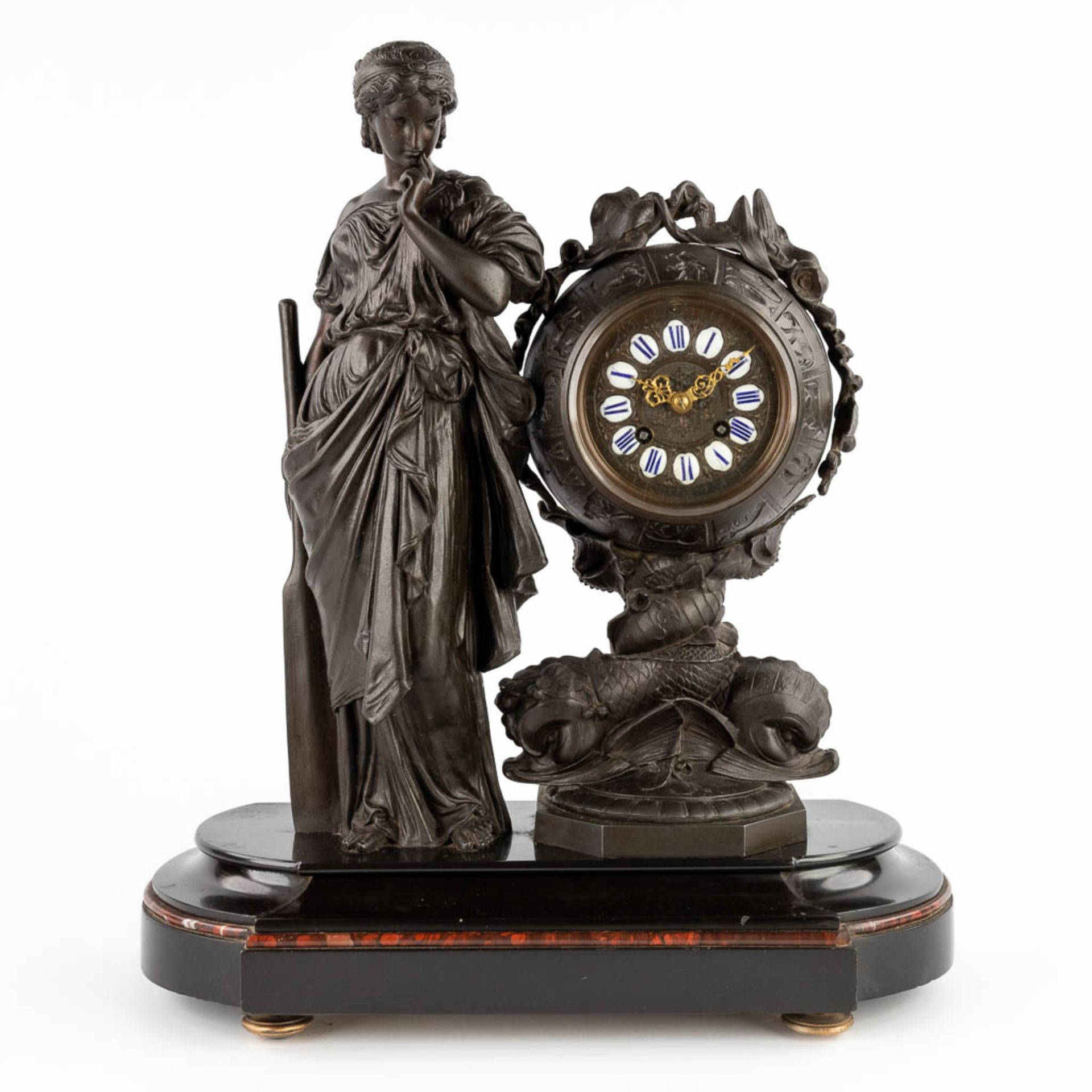 A mantle clock 'Lady with a paddle and zodiac', patinated spelter on marble. 19th C. (D:16 x W:40 x