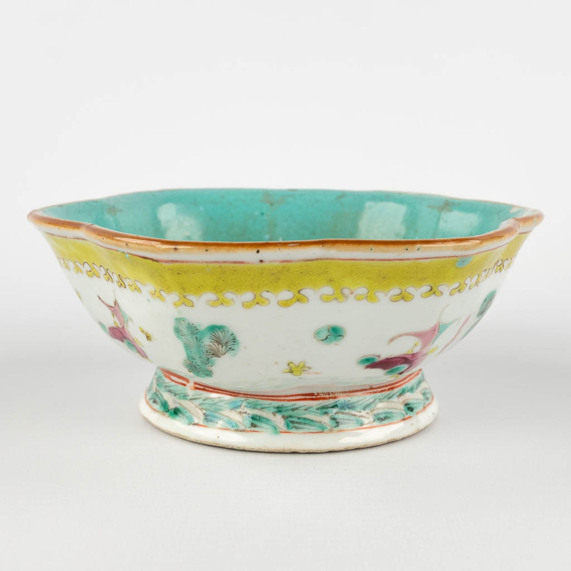 A Chinese bowl decorated with koi, 19th/20th C. (H:6,5 x D:16,5 cm) - Image 3 of 10