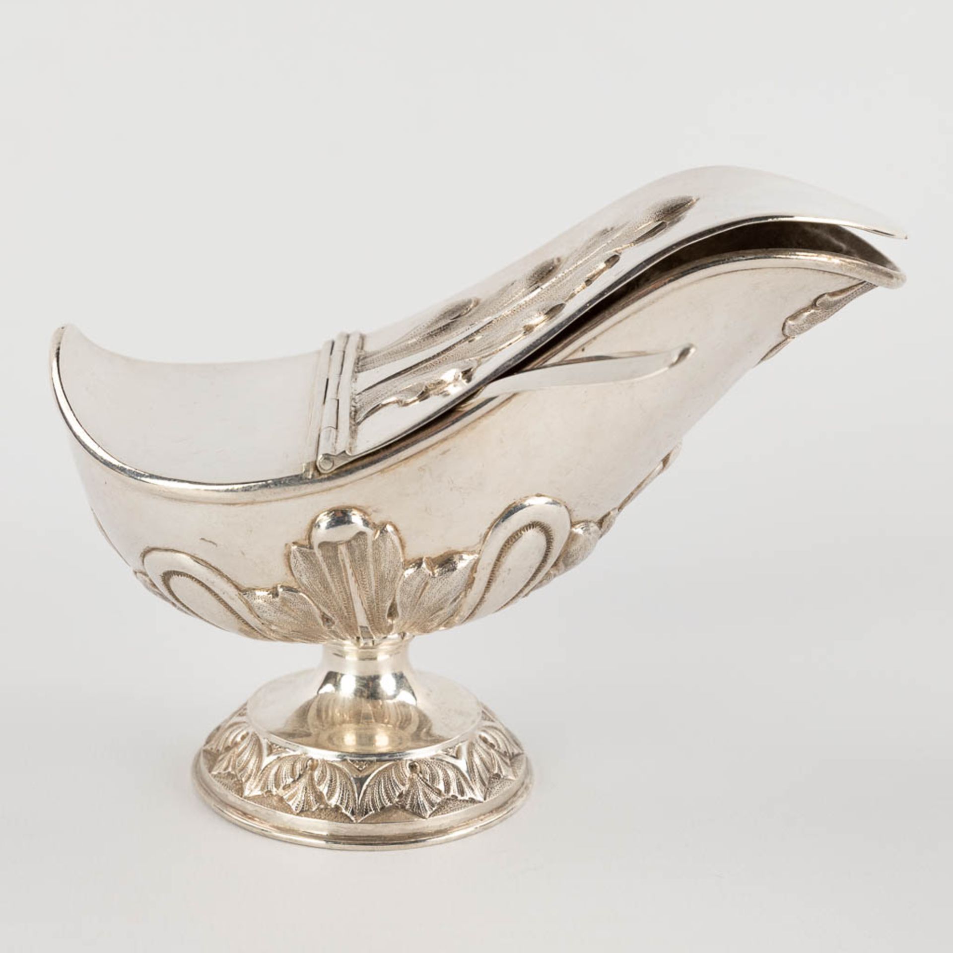 A silver incense burner, spoon, and incense boat, silver. 19th C. 1176g. (H:33 x D:15 cm) - Bild 8 aus 16