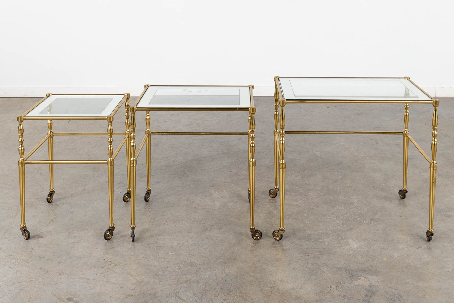 A set of nesting tables, brass and glass. 20th C. (D:39 x W:56 x H:52 cm) - Image 4 of 11